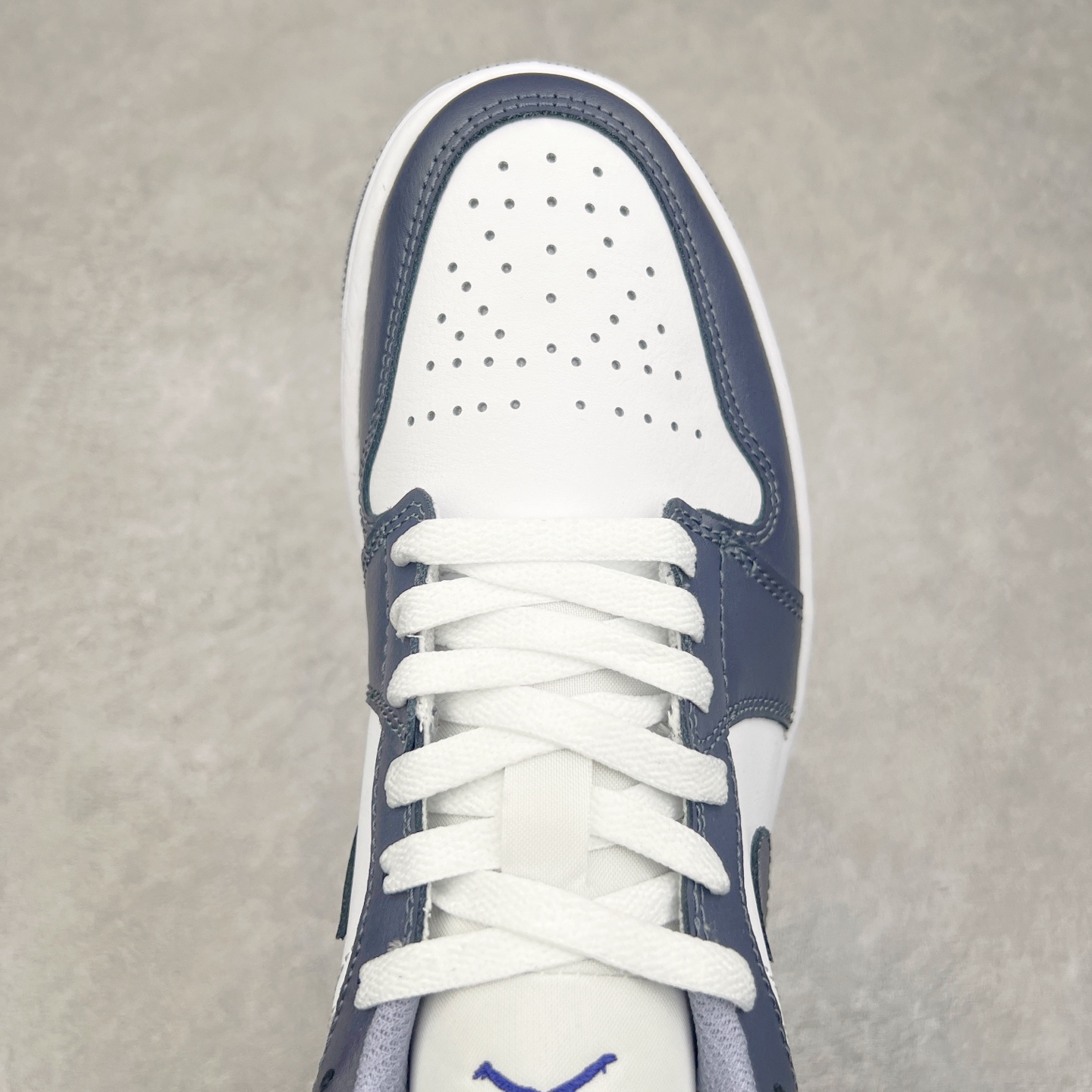 图片[4]-＃DT纯原 Air Jordan AJ1 Low 低帮 白紫 553558-145 终端优势供应 市面中低帮最具代表性版本没有之一 口碑大厂出品 品控大底版型不断改良更新 全套原纸板楦头开发 确保原汁原味 完美呈现版型 完美零毛边处理 原厂内置全掌气垫 价格定位良心 平台专用代工流水线出品 一眼公司既视感 拿到手的一瞬间就与众不同 碾压市面所有版本 全部原鞋开发 每一个配色都会采购原鞋确认细节 打破市面看图做货无好货之说 尺码：35.5 36 36.5 37.5 38 38.5 39 40 40.5 41 42 42.5 43 44 44.5 45 46-选品中心