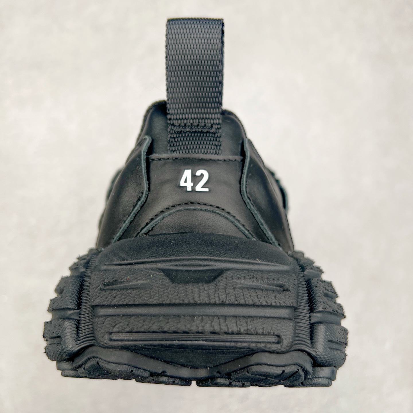 图片[8]-＃VG零售版 Balenciaga Monday 巴黎世家圆头厚底低帮老爹鞋 全套原纸板楦头开发 最原汁原味的灵魂版型 全鞋荧光划线卡点 胶水把控整洁度追求极致完美 每一双都是工艺品 多重QC质检 超越公司货的品控标准 实实在在的免检产品 原盒原配 正确字体电绣 粗细、位置、大小正确 侧边TPU 透气孔匹配意产原版 正确分离大底 TPU软底 原版一致大底LOGO 立体感十足 原厂皮料水洗做旧 采购原厂网纱 偏大一码 尺码：35 36 37 38 39 40 41 42 43 44 45 46-选品中心