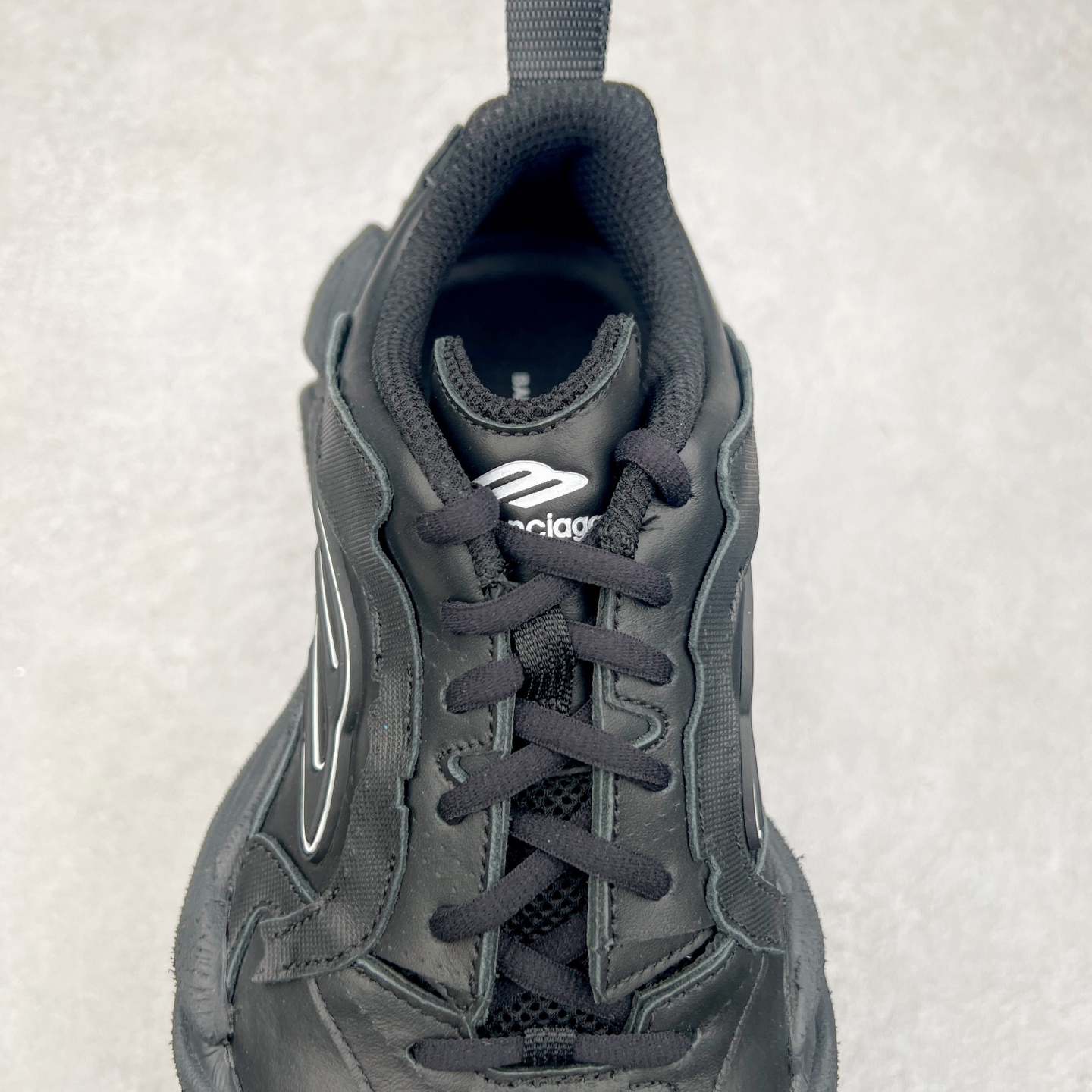 图片[5]-＃VG零售版 Balenciaga Monday 巴黎世家圆头厚底低帮老爹鞋 全套原纸板楦头开发 最原汁原味的灵魂版型 全鞋荧光划线卡点 胶水把控整洁度追求极致完美 每一双都是工艺品 多重QC质检 超越公司货的品控标准 实实在在的免检产品 原盒原配 正确字体电绣 粗细、位置、大小正确 侧边TPU 透气孔匹配意产原版 正确分离大底 TPU软底 原版一致大底LOGO 立体感十足 原厂皮料水洗做旧 采购原厂网纱 偏大一码 尺码：35 36 37 38 39 40 41 42 43 44 45 46-选品中心