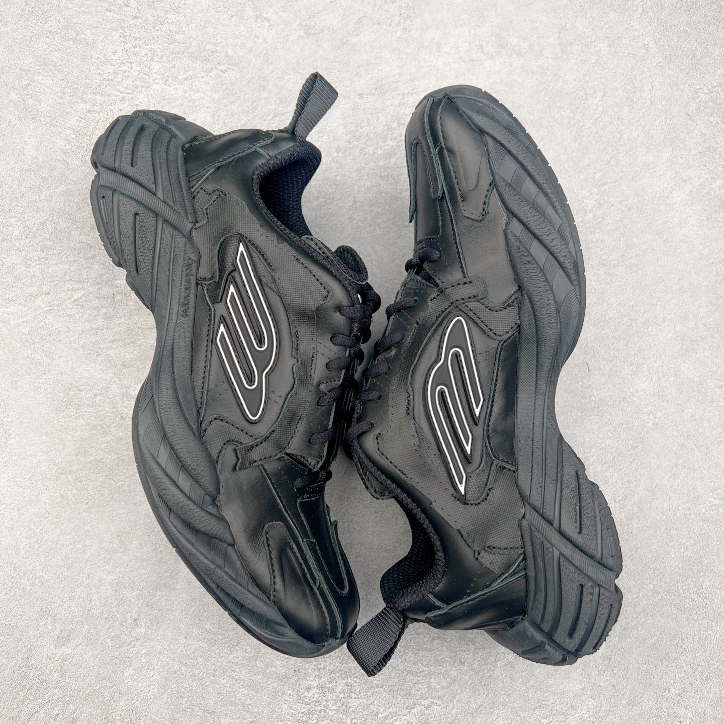 图片[3]-＃VG零售版 Balenciaga Monday 巴黎世家圆头厚底低帮老爹鞋 全套原纸板楦头开发 最原汁原味的灵魂版型 全鞋荧光划线卡点 胶水把控整洁度追求极致完美 每一双都是工艺品 多重QC质检 超越公司货的品控标准 实实在在的免检产品 原盒原配 正确字体电绣 粗细、位置、大小正确 侧边TPU 透气孔匹配意产原版 正确分离大底 TPU软底 原版一致大底LOGO 立体感十足 原厂皮料水洗做旧 采购原厂网纱 偏大一码 尺码：35 36 37 38 39 40 41 42 43 44 45 46-选品中心