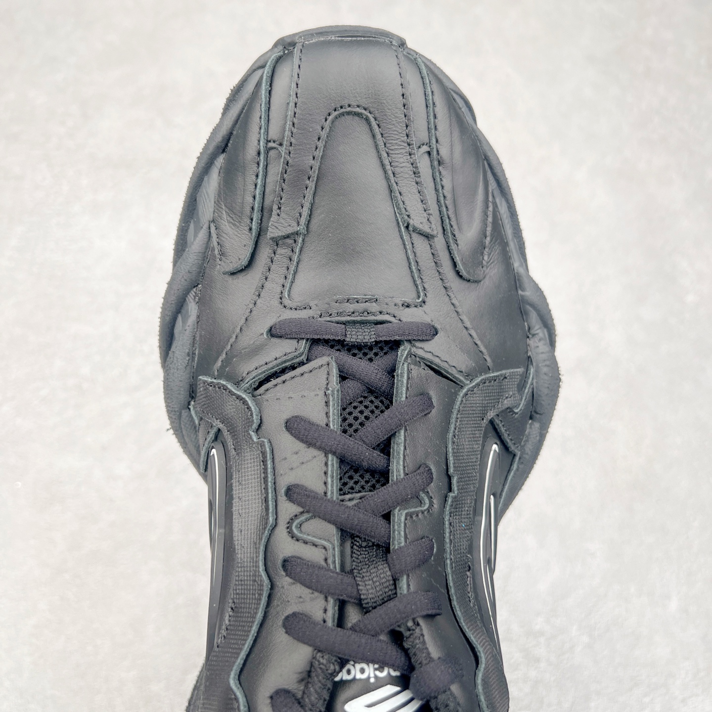 图片[4]-＃VG零售版 Balenciaga Monday 巴黎世家圆头厚底低帮老爹鞋 全套原纸板楦头开发 最原汁原味的灵魂版型 全鞋荧光划线卡点 胶水把控整洁度追求极致完美 每一双都是工艺品 多重QC质检 超越公司货的品控标准 实实在在的免检产品 原盒原配 正确字体电绣 粗细、位置、大小正确 侧边TPU 透气孔匹配意产原版 正确分离大底 TPU软底 原版一致大底LOGO 立体感十足 原厂皮料水洗做旧 采购原厂网纱 偏大一码 尺码：35 36 37 38 39 40 41 42 43 44 45 46-选品中心