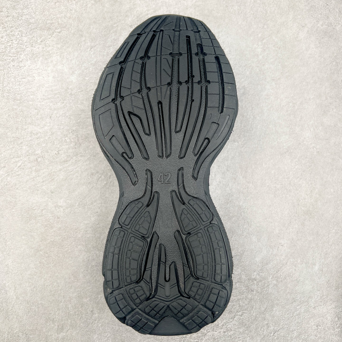 图片[9]-＃VG零售版 Balenciaga Monday 巴黎世家圆头厚底低帮老爹鞋 全套原纸板楦头开发 最原汁原味的灵魂版型 全鞋荧光划线卡点 胶水把控整洁度追求极致完美 每一双都是工艺品 多重QC质检 超越公司货的品控标准 实实在在的免检产品 原盒原配 正确字体电绣 粗细、位置、大小正确 侧边TPU 透气孔匹配意产原版 正确分离大底 TPU软底 原版一致大底LOGO 立体感十足 原厂皮料水洗做旧 采购原厂网纱 偏大一码 尺码：35 36 37 38 39 40 41 42 43 44 45 46-选品中心