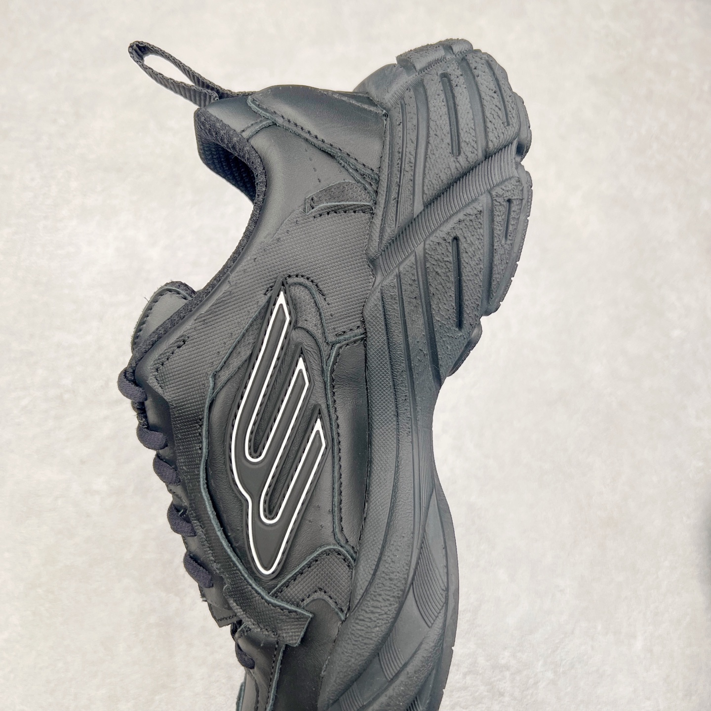 图片[7]-＃VG零售版 Balenciaga Monday 巴黎世家圆头厚底低帮老爹鞋 全套原纸板楦头开发 最原汁原味的灵魂版型 全鞋荧光划线卡点 胶水把控整洁度追求极致完美 每一双都是工艺品 多重QC质检 超越公司货的品控标准 实实在在的免检产品 原盒原配 正确字体电绣 粗细、位置、大小正确 侧边TPU 透气孔匹配意产原版 正确分离大底 TPU软底 原版一致大底LOGO 立体感十足 原厂皮料水洗做旧 采购原厂网纱 偏大一码 尺码：35 36 37 38 39 40 41 42 43 44 45 46-选品中心