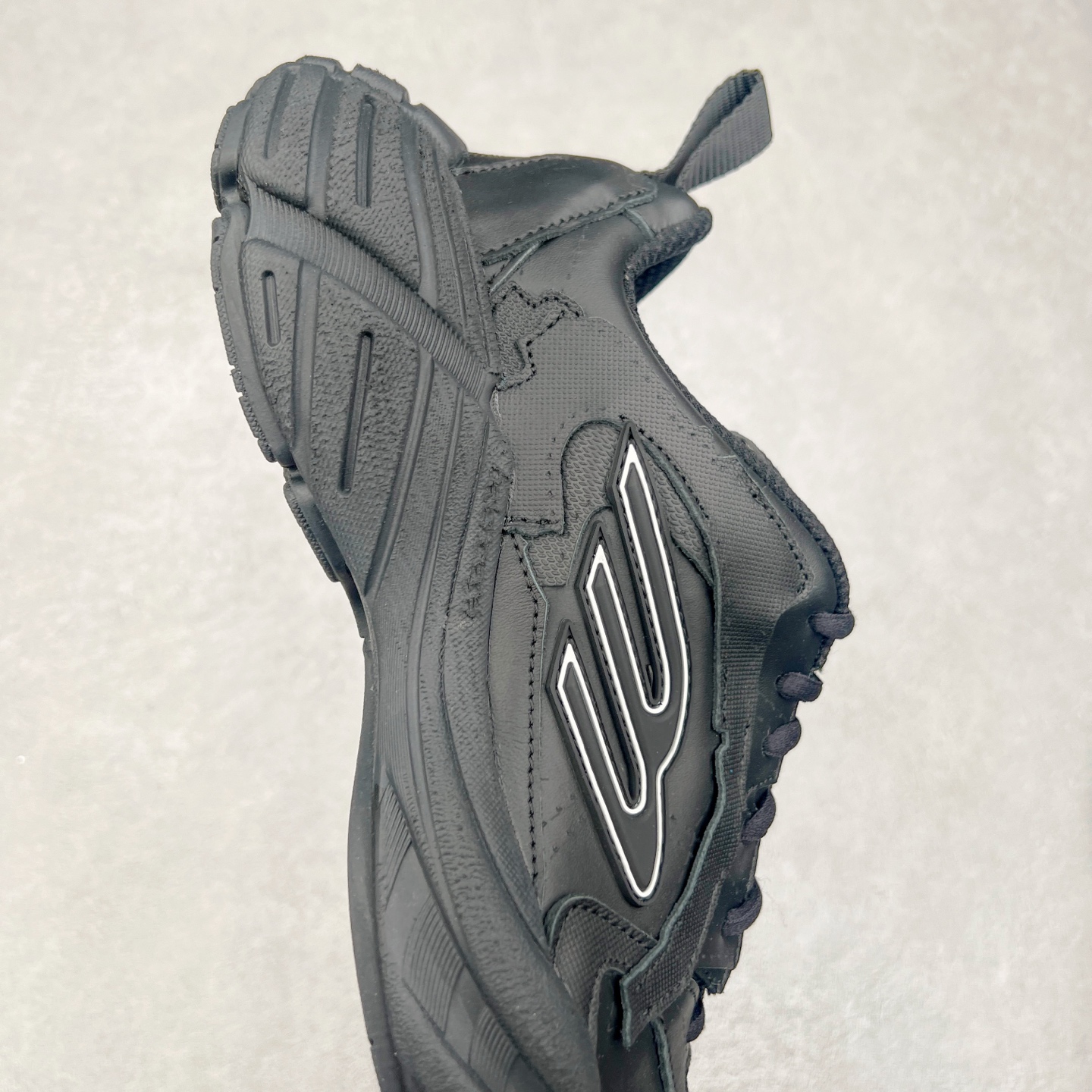 图片[6]-＃VG零售版 Balenciaga Monday 巴黎世家圆头厚底低帮老爹鞋 全套原纸板楦头开发 最原汁原味的灵魂版型 全鞋荧光划线卡点 胶水把控整洁度追求极致完美 每一双都是工艺品 多重QC质检 超越公司货的品控标准 实实在在的免检产品 原盒原配 正确字体电绣 粗细、位置、大小正确 侧边TPU 透气孔匹配意产原版 正确分离大底 TPU软底 原版一致大底LOGO 立体感十足 原厂皮料水洗做旧 采购原厂网纱 偏大一码 尺码：35 36 37 38 39 40 41 42 43 44 45 46-选品中心