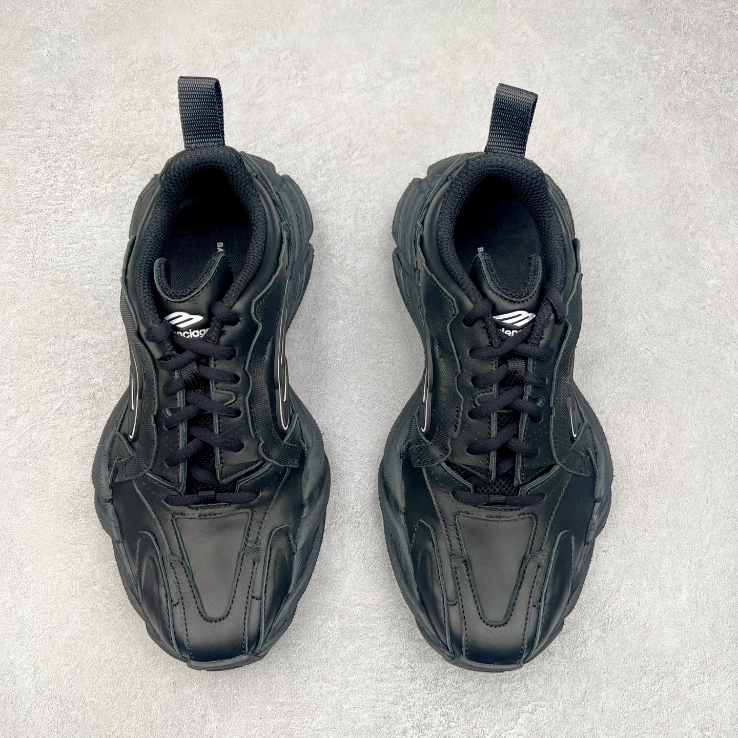 图片[2]-＃VG零售版 Balenciaga Monday 巴黎世家圆头厚底低帮老爹鞋 全套原纸板楦头开发 最原汁原味的灵魂版型 全鞋荧光划线卡点 胶水把控整洁度追求极致完美 每一双都是工艺品 多重QC质检 超越公司货的品控标准 实实在在的免检产品 原盒原配 正确字体电绣 粗细、位置、大小正确 侧边TPU 透气孔匹配意产原版 正确分离大底 TPU软底 原版一致大底LOGO 立体感十足 原厂皮料水洗做旧 采购原厂网纱 偏大一码 尺码：35 36 37 38 39 40 41 42 43 44 45 46-选品中心