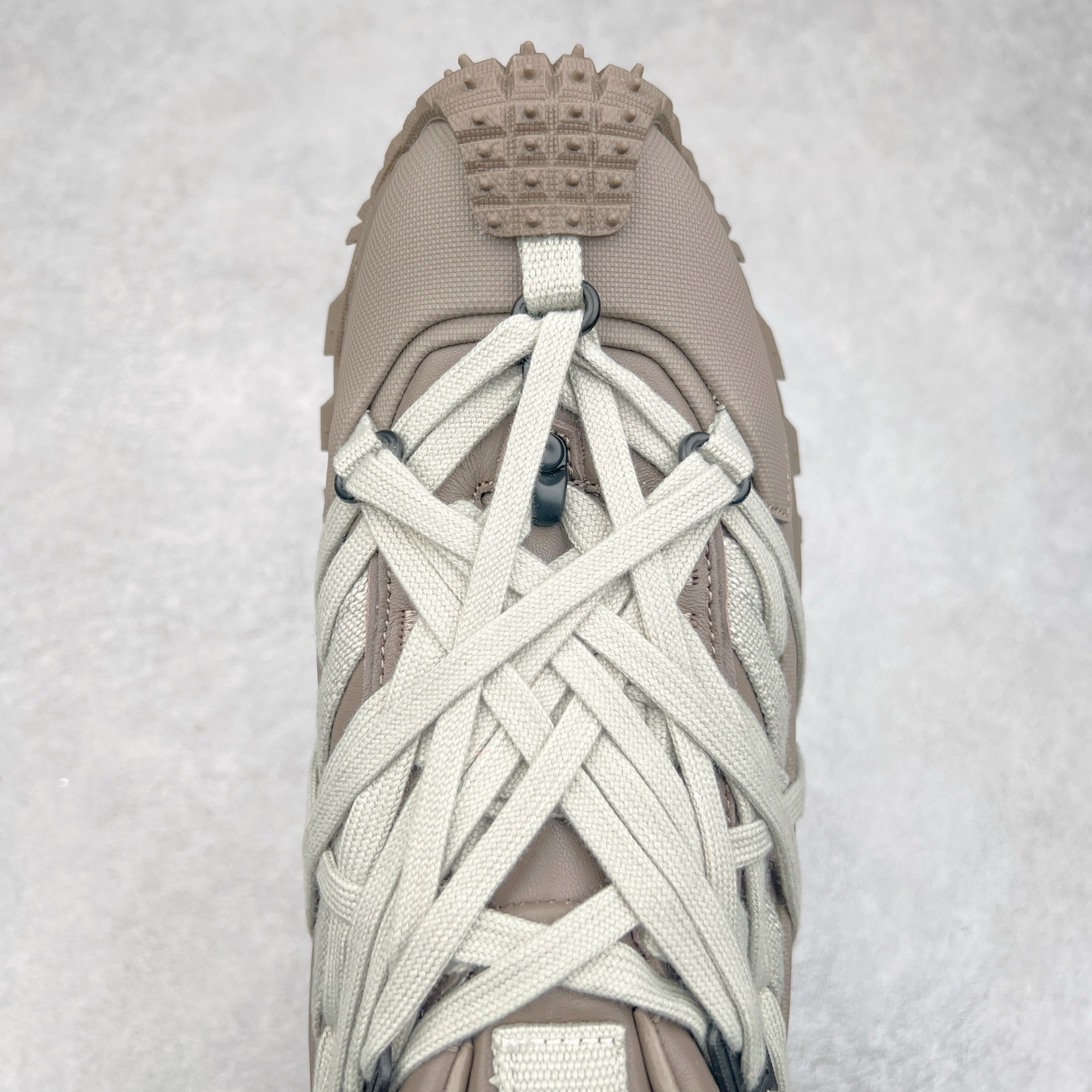 图片[4]-Moncler Trailgrip Gore-Tex 蒙口越野旅行系列低帮厚底轻量户外登山运动鞋 盟可睐MONCLER TRAILGRIP 鞋履新季系列 前卫设计碰撞实用科技 轻盈面料无惧炎热夏季 Trailgrip运动鞋作为盟可睐Moncler的秋冬新作横空出世 融蕴品牌山地基因 运用科技前沿技术 征服野外复杂地形 醒目的胎纹设计搭配弧形橡胶鞋头 确保经久耐穿 为山野探险与都市畅游提供高效防护 Trailgrip 2023春夏系列将在既有的实用性基础之上 推出全新配色 并采用更轻材质 尺码：35-46-选品中心