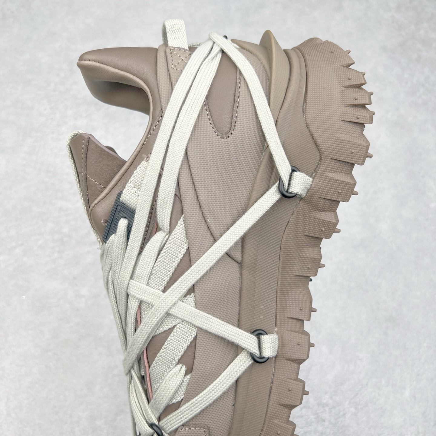 图片[7]-Moncler Trailgrip Gore-Tex 蒙口越野旅行系列低帮厚底轻量户外登山运动鞋 盟可睐MONCLER TRAILGRIP 鞋履新季系列 前卫设计碰撞实用科技 轻盈面料无惧炎热夏季 Trailgrip运动鞋作为盟可睐Moncler的秋冬新作横空出世 融蕴品牌山地基因 运用科技前沿技术 征服野外复杂地形 醒目的胎纹设计搭配弧形橡胶鞋头 确保经久耐穿 为山野探险与都市畅游提供高效防护 Trailgrip 2023春夏系列将在既有的实用性基础之上 推出全新配色 并采用更轻材质 尺码：35-46-选品中心