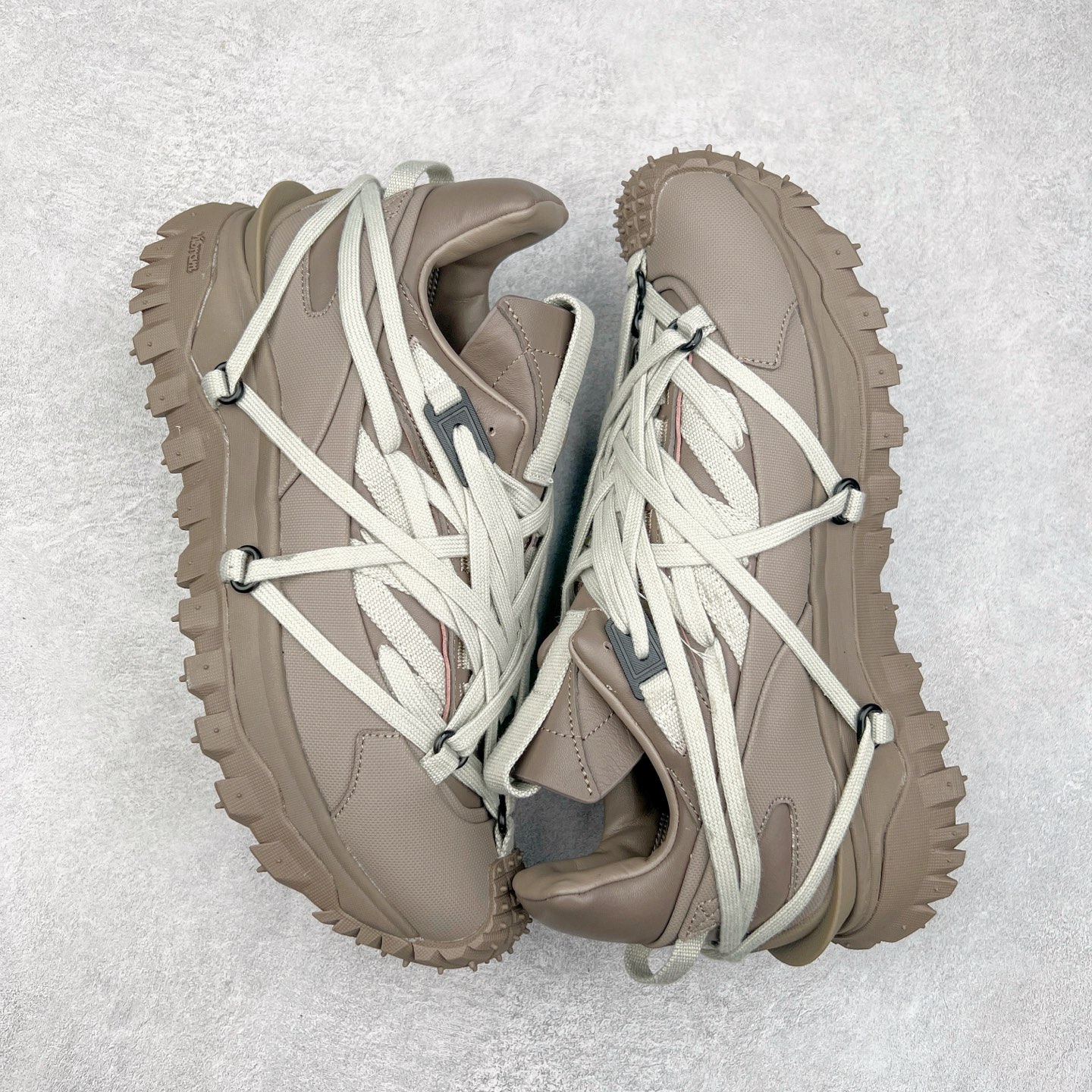 图片[3]-Moncler Trailgrip Gore-Tex 蒙口越野旅行系列低帮厚底轻量户外登山运动鞋 盟可睐MONCLER TRAILGRIP 鞋履新季系列 前卫设计碰撞实用科技 轻盈面料无惧炎热夏季 Trailgrip运动鞋作为盟可睐Moncler的秋冬新作横空出世 融蕴品牌山地基因 运用科技前沿技术 征服野外复杂地形 醒目的胎纹设计搭配弧形橡胶鞋头 确保经久耐穿 为山野探险与都市畅游提供高效防护 Trailgrip 2023春夏系列将在既有的实用性基础之上 推出全新配色 并采用更轻材质 尺码：35-46-选品中心