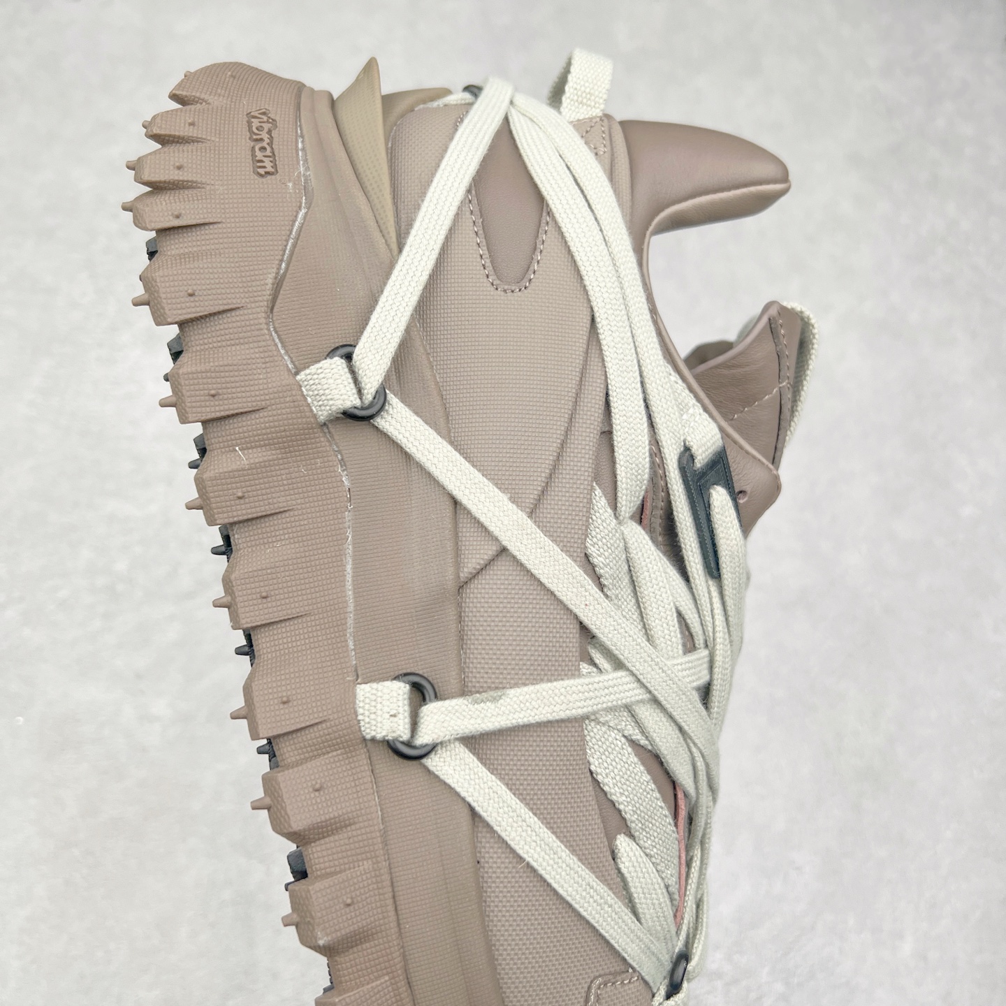 图片[6]-Moncler Trailgrip Gore-Tex 蒙口越野旅行系列低帮厚底轻量户外登山运动鞋 盟可睐MONCLER TRAILGRIP 鞋履新季系列 前卫设计碰撞实用科技 轻盈面料无惧炎热夏季 Trailgrip运动鞋作为盟可睐Moncler的秋冬新作横空出世 融蕴品牌山地基因 运用科技前沿技术 征服野外复杂地形 醒目的胎纹设计搭配弧形橡胶鞋头 确保经久耐穿 为山野探险与都市畅游提供高效防护 Trailgrip 2023春夏系列将在既有的实用性基础之上 推出全新配色 并采用更轻材质 尺码：35-46-选品中心