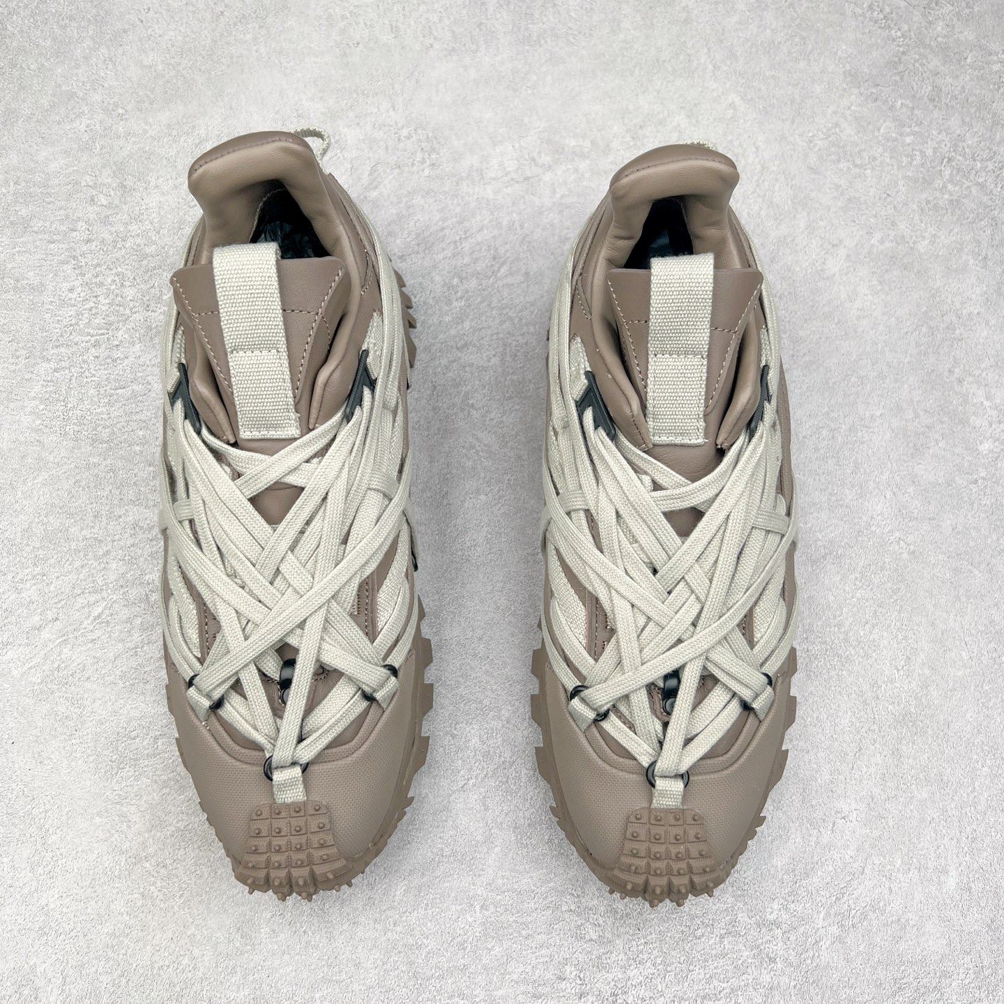 图片[2]-Moncler Trailgrip Gore-Tex 蒙口越野旅行系列低帮厚底轻量户外登山运动鞋 盟可睐MONCLER TRAILGRIP 鞋履新季系列 前卫设计碰撞实用科技 轻盈面料无惧炎热夏季 Trailgrip运动鞋作为盟可睐Moncler的秋冬新作横空出世 融蕴品牌山地基因 运用科技前沿技术 征服野外复杂地形 醒目的胎纹设计搭配弧形橡胶鞋头 确保经久耐穿 为山野探险与都市畅游提供高效防护 Trailgrip 2023春夏系列将在既有的实用性基础之上 推出全新配色 并采用更轻材质 尺码：35-46-选品中心