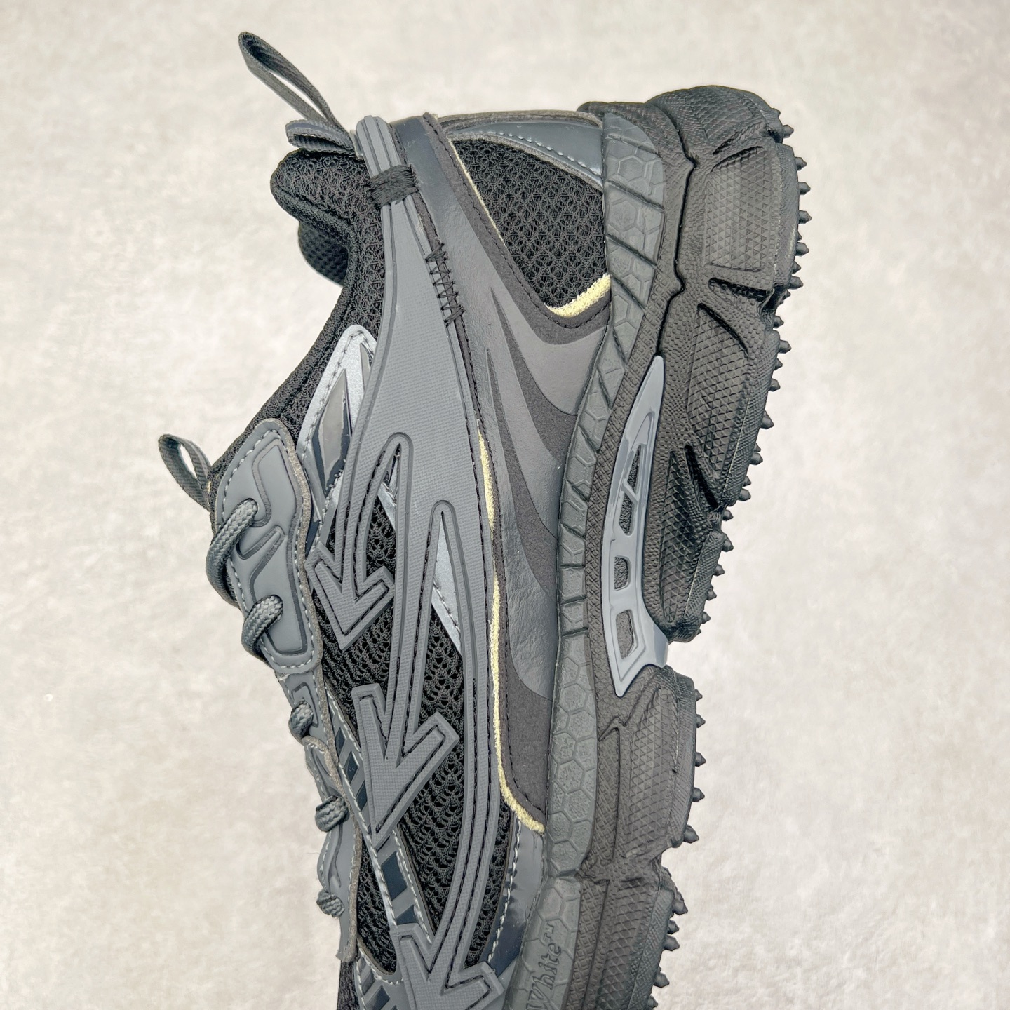 图片[7]-＃KX Off-White 2024年OW最新款跑鞋 #百分百原盒正确版 原楦原纸板数据开发 4层分离大底#鞋面采用3d立体打印和多种材料拼接而成#防滑耐磨透气性轻便跑鞋 作为曾经爆火 并且定位奢潮领域的标志性品牌 Off-White 仍需要不断更新符合当下潮流时尚的复古运动鞋款，以期收获基本盘消费者的关注 此次更新的 Off-White 新款运动鞋将经典复古老爹鞋细节设计更加夸张化 并将标志性箭头设计置于显著位置 除此之外 整个系列的色彩搭配也可谓纷繁多样 总有一款适合你 Off-White最新运动鞋款估计将在未来几个月登陆品牌专柜 喜欢的朋友切莫错过 尺码：36 37 38 39 40 41 42 43 44 45 46 47-选品中心