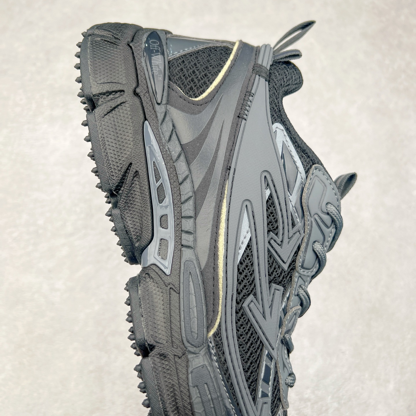 图片[6]-＃KX Off-White 2024年OW最新款跑鞋 #百分百原盒正确版 原楦原纸板数据开发 4层分离大底#鞋面采用3d立体打印和多种材料拼接而成#防滑耐磨透气性轻便跑鞋 作为曾经爆火 并且定位奢潮领域的标志性品牌 Off-White 仍需要不断更新符合当下潮流时尚的复古运动鞋款，以期收获基本盘消费者的关注 此次更新的 Off-White 新款运动鞋将经典复古老爹鞋细节设计更加夸张化 并将标志性箭头设计置于显著位置 除此之外 整个系列的色彩搭配也可谓纷繁多样 总有一款适合你 Off-White最新运动鞋款估计将在未来几个月登陆品牌专柜 喜欢的朋友切莫错过 尺码：36 37 38 39 40 41 42 43 44 45 46 47-选品中心