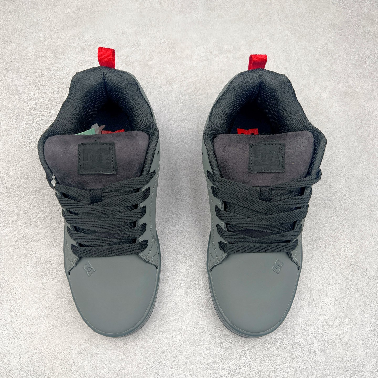 图片[2]-DC Shoes 牛皮百搭潮流时尚面包鞋低帮板鞋 实拍调校N版已经零色差零失真 百分百还原实物色彩所见即所得 不存在货不对板色差等低级问题 选购参考实物拍摄 不混卖不参货 只用心做好货严格选品 承诺混一赔十 尺码：36 36.5 37.5 38 38.5 39 40 40.5 41 42 42.5 43 44 44.5 45-选品中心