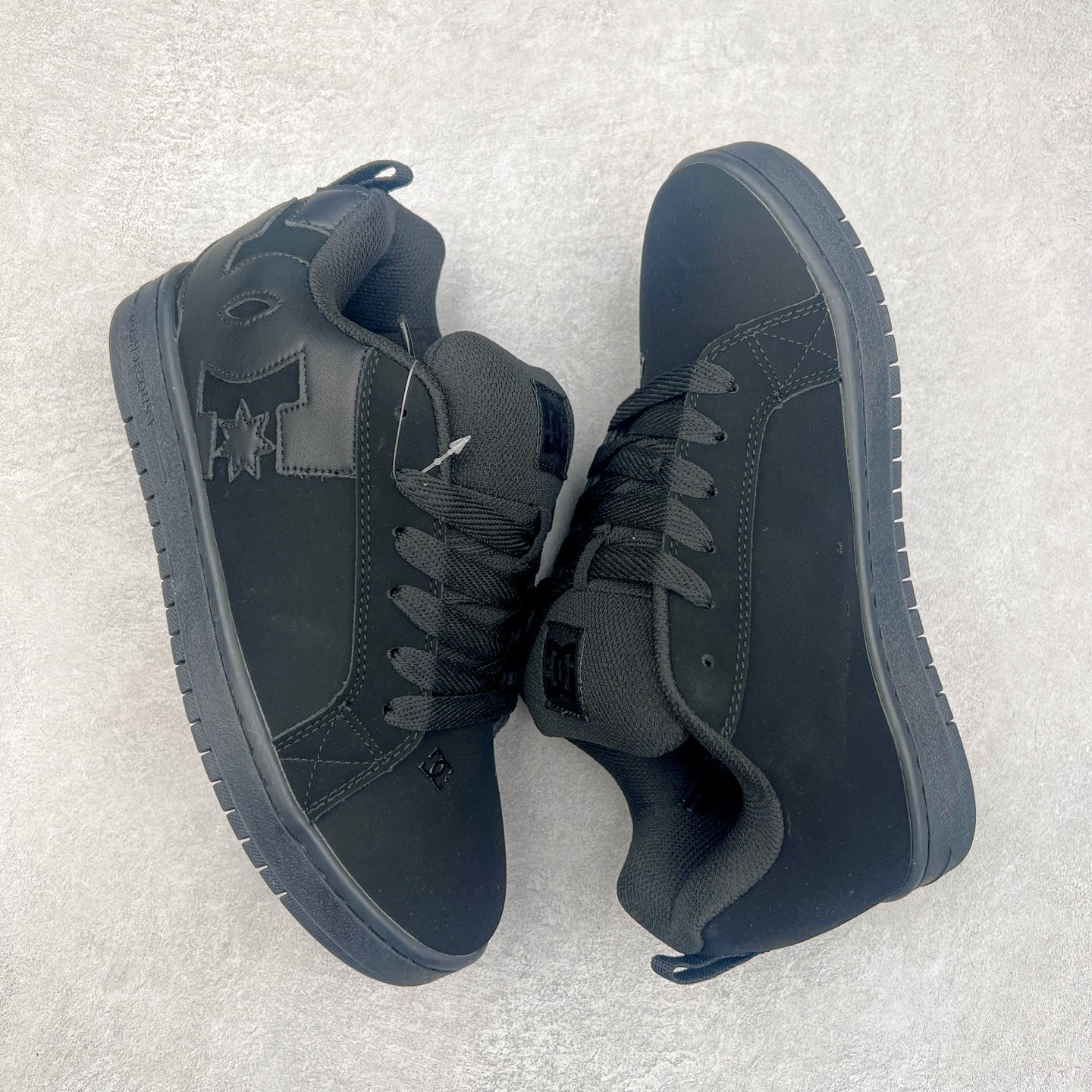 图片[3]-DC Shoes 牛皮百搭潮流时尚面包鞋低帮板鞋 实拍调校N版已经零色差零失真 百分百还原实物色彩所见即所得 不存在货不对板色差等低级问题 选购参考实物拍摄 不混卖不参货 只用心做好货严格选品 承诺混一赔十 尺码：36 36.5 37.5 38 38.5 39 40 40.5 41 42 42.5 43 44 44.5 45-选品中心