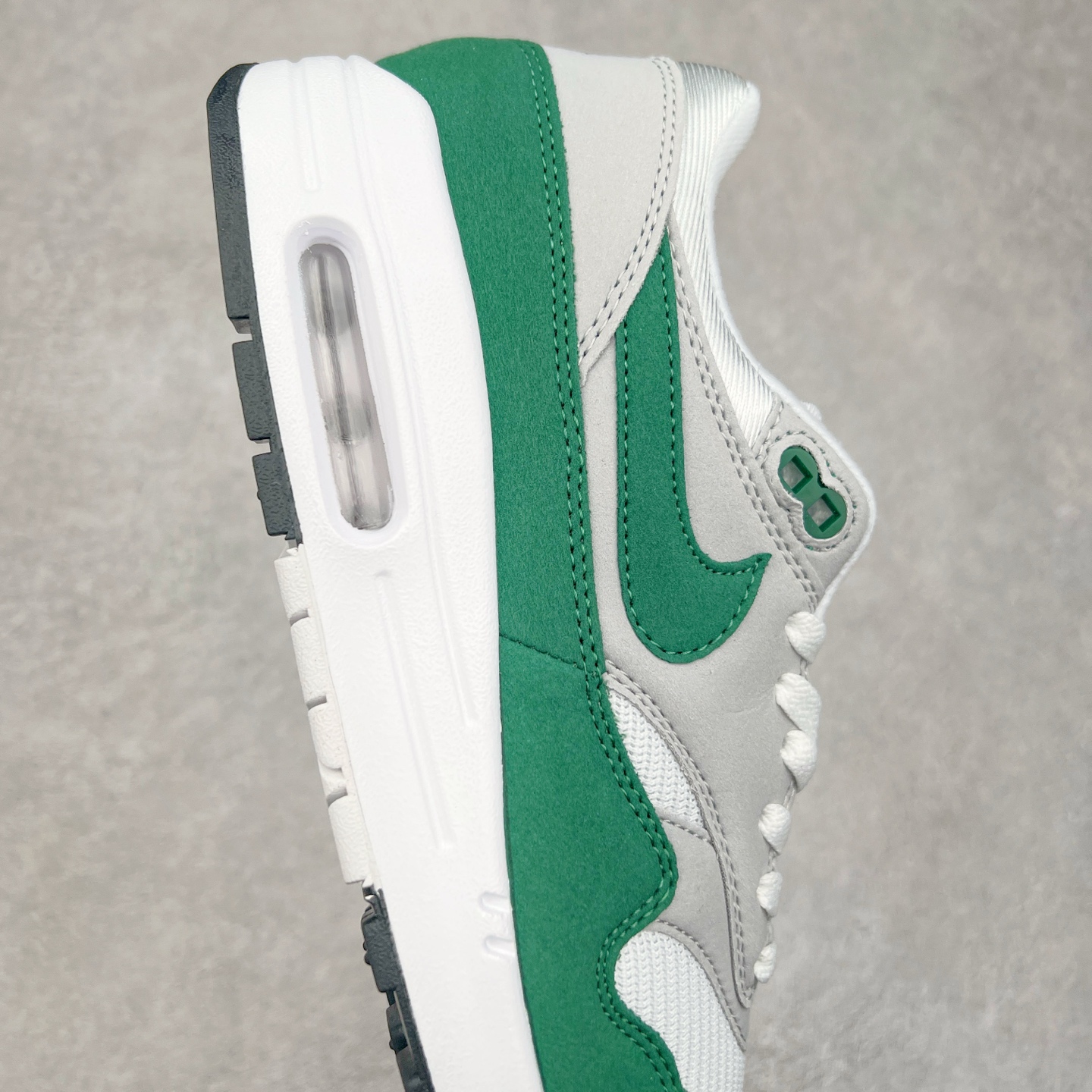 图片[6]-NK Air Max 1 初代复古气垫慢跑鞋 DZ2628-003 由Tinker Hatfeld和Mark Parker在1987年设计 灵感来自于巴黎蓬皮杜中心 在参观了蓬皮杜中心之后提出了Air Max的标志性开窗可视气垫的理念 并将其实际开发成功 是NK史上第一双可视气垫跑鞋 凭借着Air Max气垫带来的舒适脚感和鞋面面料上的不断精进才使得Air Max 1在现如今都是复古慢跑鞋的首选 深厚的历史渊源 独特的流线形设计 极为复古的外观使得它深受鞋迷的喜爱 尺码：36 36.5 37.5 38 38.5 39 40 40.5 41 42 42.5 43 44 44.5 45-选品中心