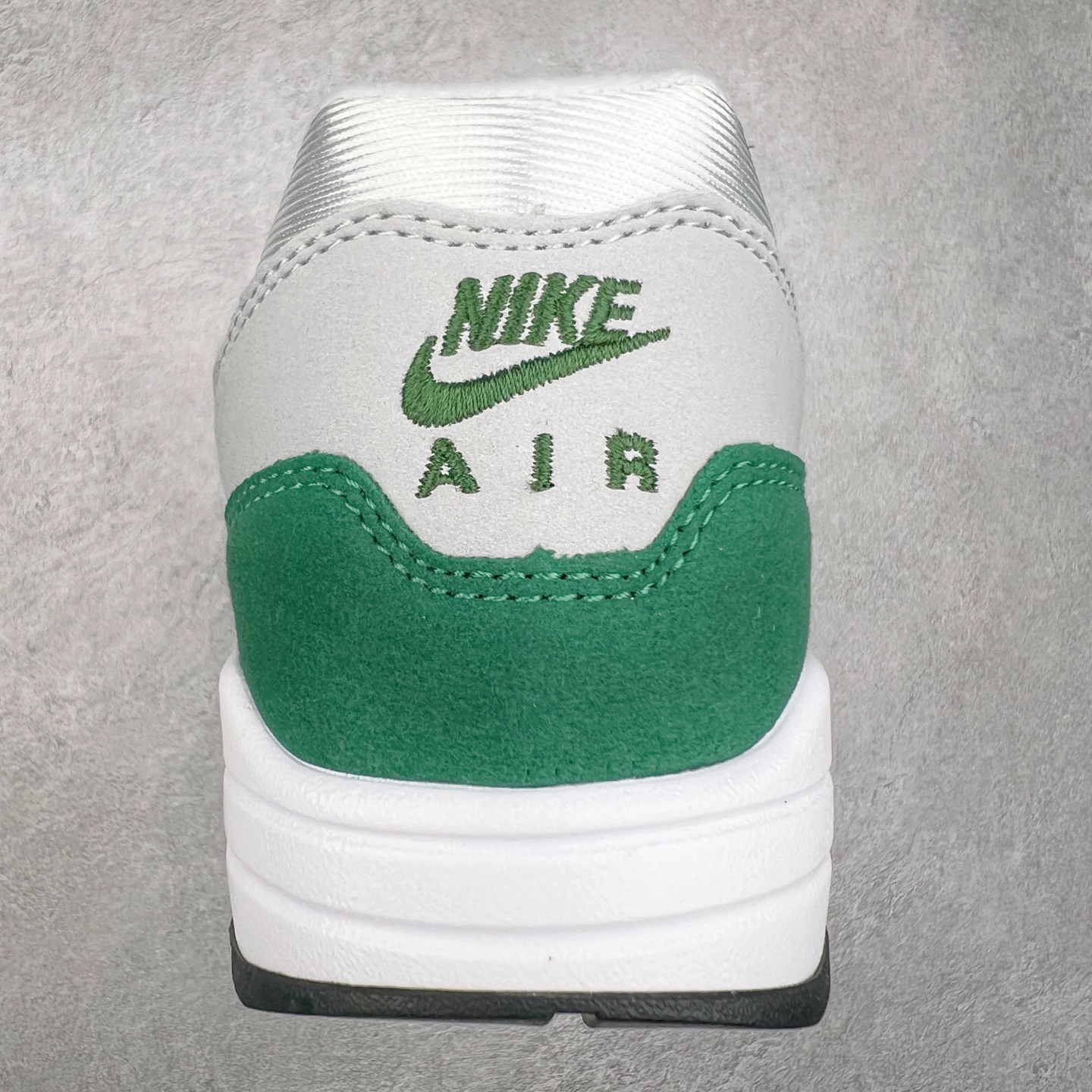 图片[8]-NK Air Max 1 初代复古气垫慢跑鞋 DZ2628-003 由Tinker Hatfeld和Mark Parker在1987年设计 灵感来自于巴黎蓬皮杜中心 在参观了蓬皮杜中心之后提出了Air Max的标志性开窗可视气垫的理念 并将其实际开发成功 是NK史上第一双可视气垫跑鞋 凭借着Air Max气垫带来的舒适脚感和鞋面面料上的不断精进才使得Air Max 1在现如今都是复古慢跑鞋的首选 深厚的历史渊源 独特的流线形设计 极为复古的外观使得它深受鞋迷的喜爱 尺码：36 36.5 37.5 38 38.5 39 40 40.5 41 42 42.5 43 44 44.5 45-选品中心