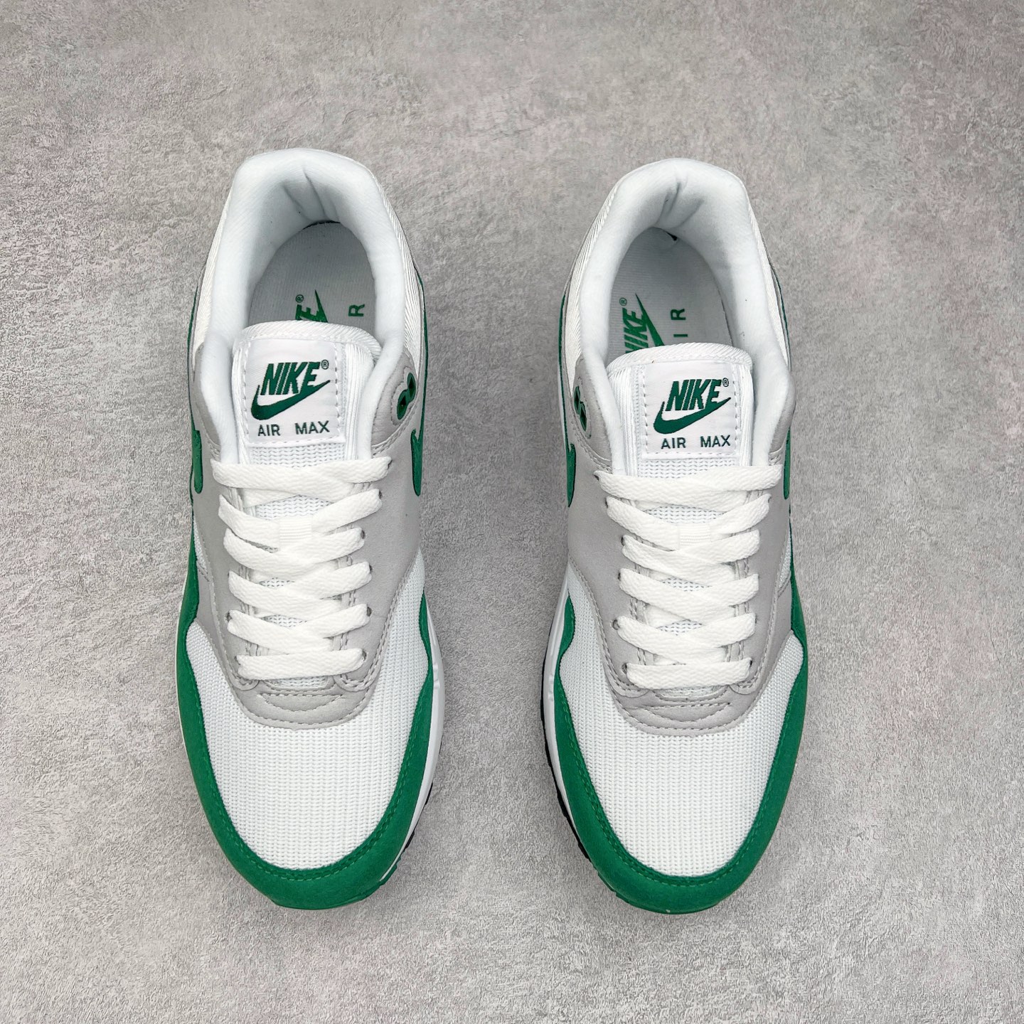 图片[2]-NK Air Max 1 初代复古气垫慢跑鞋 DZ2628-003 由Tinker Hatfeld和Mark Parker在1987年设计 灵感来自于巴黎蓬皮杜中心 在参观了蓬皮杜中心之后提出了Air Max的标志性开窗可视气垫的理念 并将其实际开发成功 是NK史上第一双可视气垫跑鞋 凭借着Air Max气垫带来的舒适脚感和鞋面面料上的不断精进才使得Air Max 1在现如今都是复古慢跑鞋的首选 深厚的历史渊源 独特的流线形设计 极为复古的外观使得它深受鞋迷的喜爱 尺码：36 36.5 37.5 38 38.5 39 40 40.5 41 42 42.5 43 44 44.5 45-选品中心