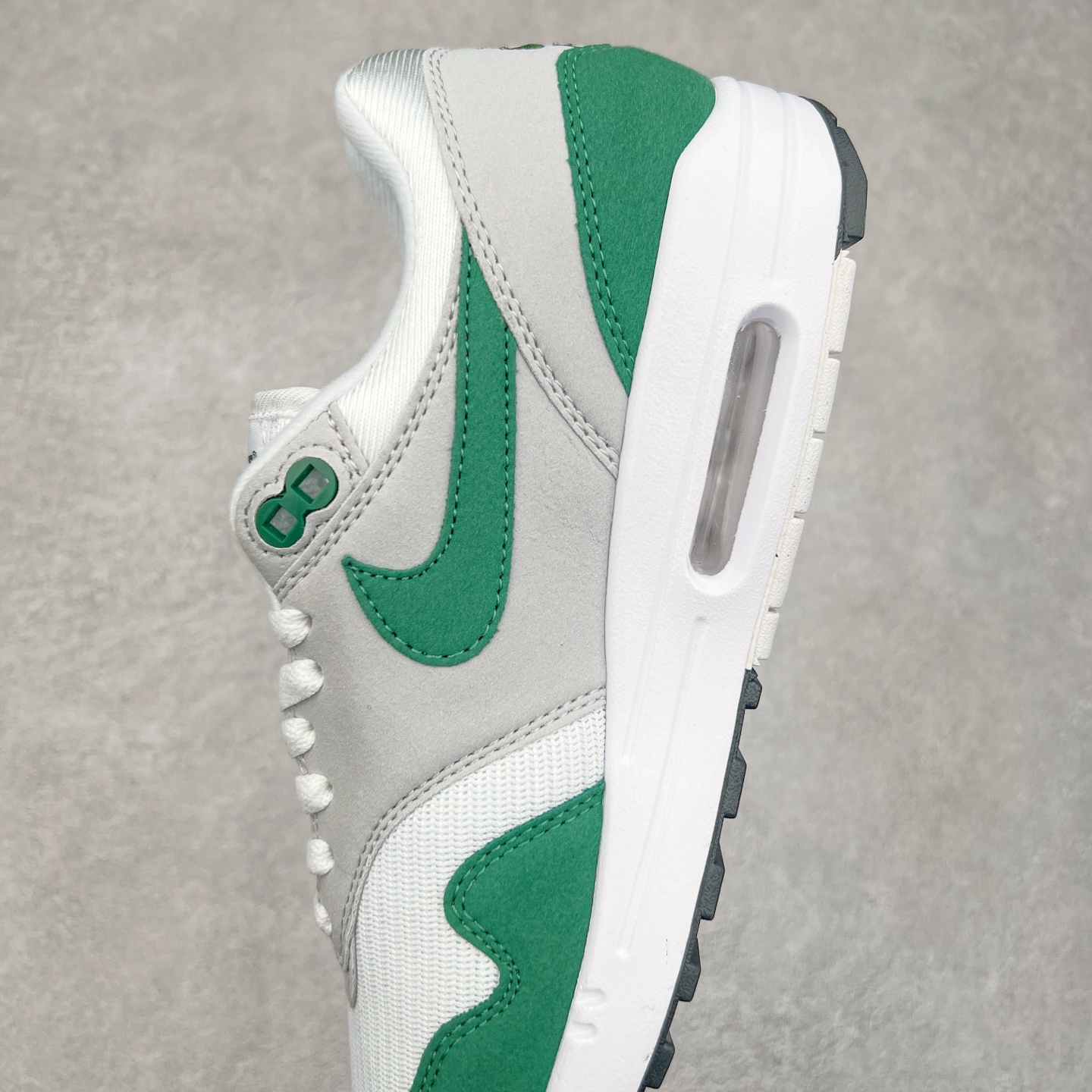 图片[7]-NK Air Max 1 初代复古气垫慢跑鞋 DZ2628-003 由Tinker Hatfeld和Mark Parker在1987年设计 灵感来自于巴黎蓬皮杜中心 在参观了蓬皮杜中心之后提出了Air Max的标志性开窗可视气垫的理念 并将其实际开发成功 是NK史上第一双可视气垫跑鞋 凭借着Air Max气垫带来的舒适脚感和鞋面面料上的不断精进才使得Air Max 1在现如今都是复古慢跑鞋的首选 深厚的历史渊源 独特的流线形设计 极为复古的外观使得它深受鞋迷的喜爱 尺码：36 36.5 37.5 38 38.5 39 40 40.5 41 42 42.5 43 44 44.5 45-选品中心