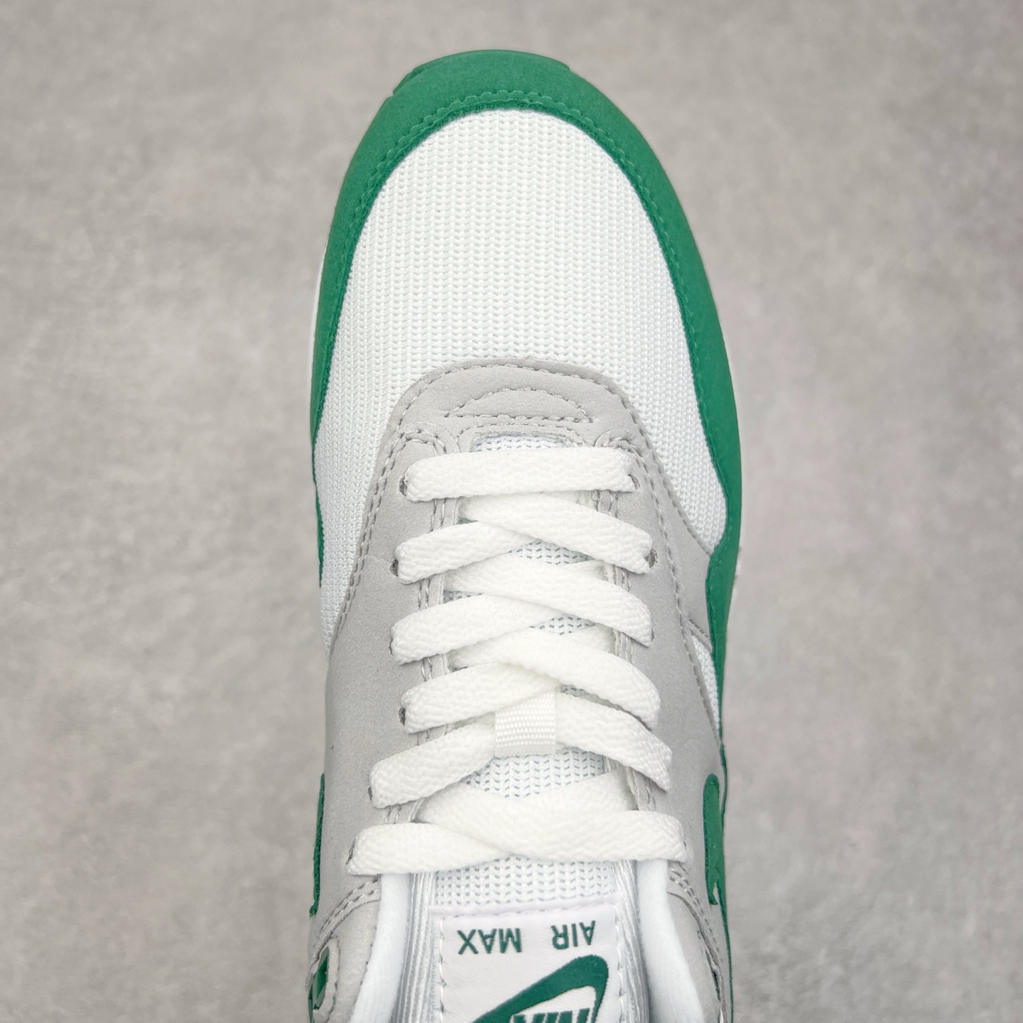 图片[4]-NK Air Max 1 初代复古气垫慢跑鞋 DZ2628-003 由Tinker Hatfeld和Mark Parker在1987年设计 灵感来自于巴黎蓬皮杜中心 在参观了蓬皮杜中心之后提出了Air Max的标志性开窗可视气垫的理念 并将其实际开发成功 是NK史上第一双可视气垫跑鞋 凭借着Air Max气垫带来的舒适脚感和鞋面面料上的不断精进才使得Air Max 1在现如今都是复古慢跑鞋的首选 深厚的历史渊源 独特的流线形设计 极为复古的外观使得它深受鞋迷的喜爱 尺码：36 36.5 37.5 38 38.5 39 40 40.5 41 42 42.5 43 44 44.5 45-选品中心