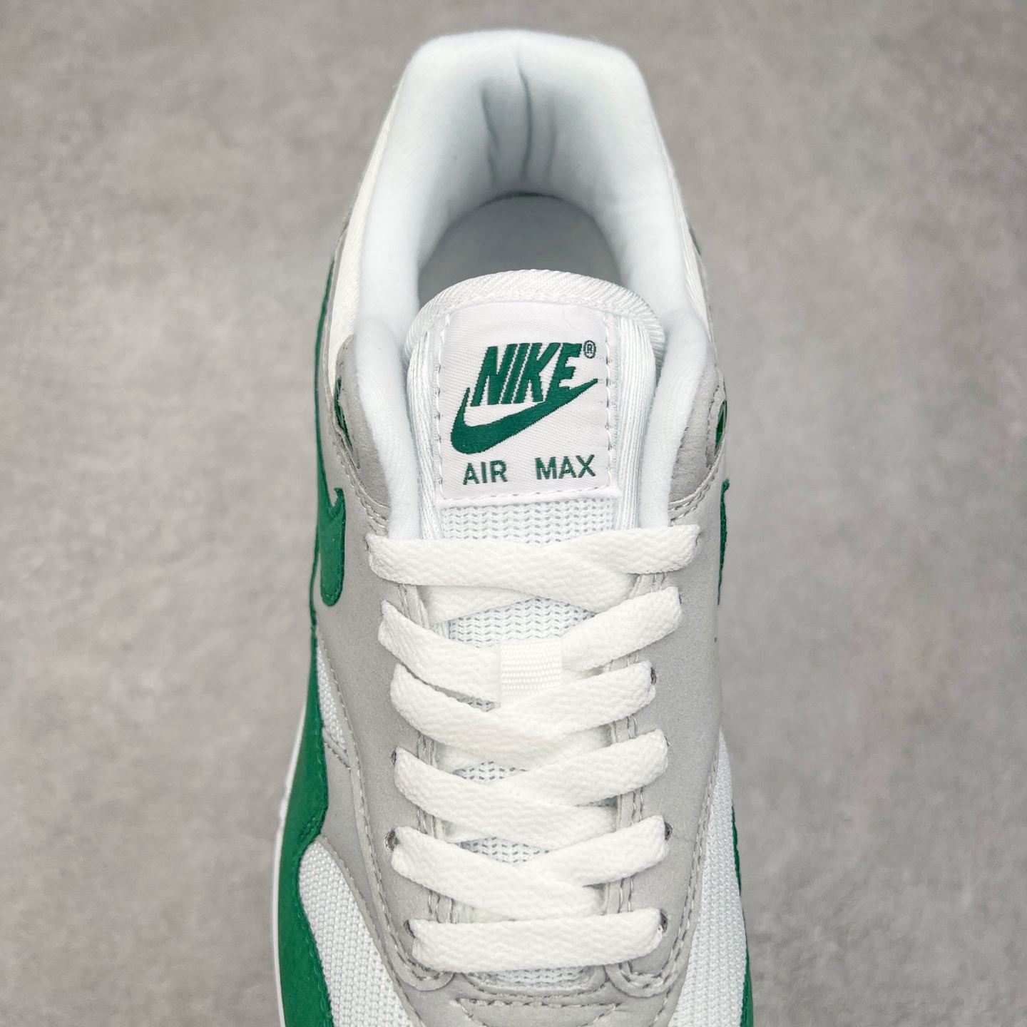 图片[5]-NK Air Max 1 初代复古气垫慢跑鞋 DZ2628-003 由Tinker Hatfeld和Mark Parker在1987年设计 灵感来自于巴黎蓬皮杜中心 在参观了蓬皮杜中心之后提出了Air Max的标志性开窗可视气垫的理念 并将其实际开发成功 是NK史上第一双可视气垫跑鞋 凭借着Air Max气垫带来的舒适脚感和鞋面面料上的不断精进才使得Air Max 1在现如今都是复古慢跑鞋的首选 深厚的历史渊源 独特的流线形设计 极为复古的外观使得它深受鞋迷的喜爱 尺码：36 36.5 37.5 38 38.5 39 40 40.5 41 42 42.5 43 44 44.5 45-选品中心