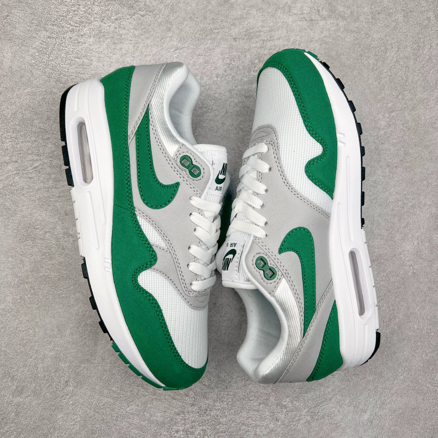 图片[3]-NK Air Max 1 初代复古气垫慢跑鞋 DZ2628-003 由Tinker Hatfeld和Mark Parker在1987年设计 灵感来自于巴黎蓬皮杜中心 在参观了蓬皮杜中心之后提出了Air Max的标志性开窗可视气垫的理念 并将其实际开发成功 是NK史上第一双可视气垫跑鞋 凭借着Air Max气垫带来的舒适脚感和鞋面面料上的不断精进才使得Air Max 1在现如今都是复古慢跑鞋的首选 深厚的历史渊源 独特的流线形设计 极为复古的外观使得它深受鞋迷的喜爱 尺码：36 36.5 37.5 38 38.5 39 40 40.5 41 42 42.5 43 44 44.5 45-选品中心