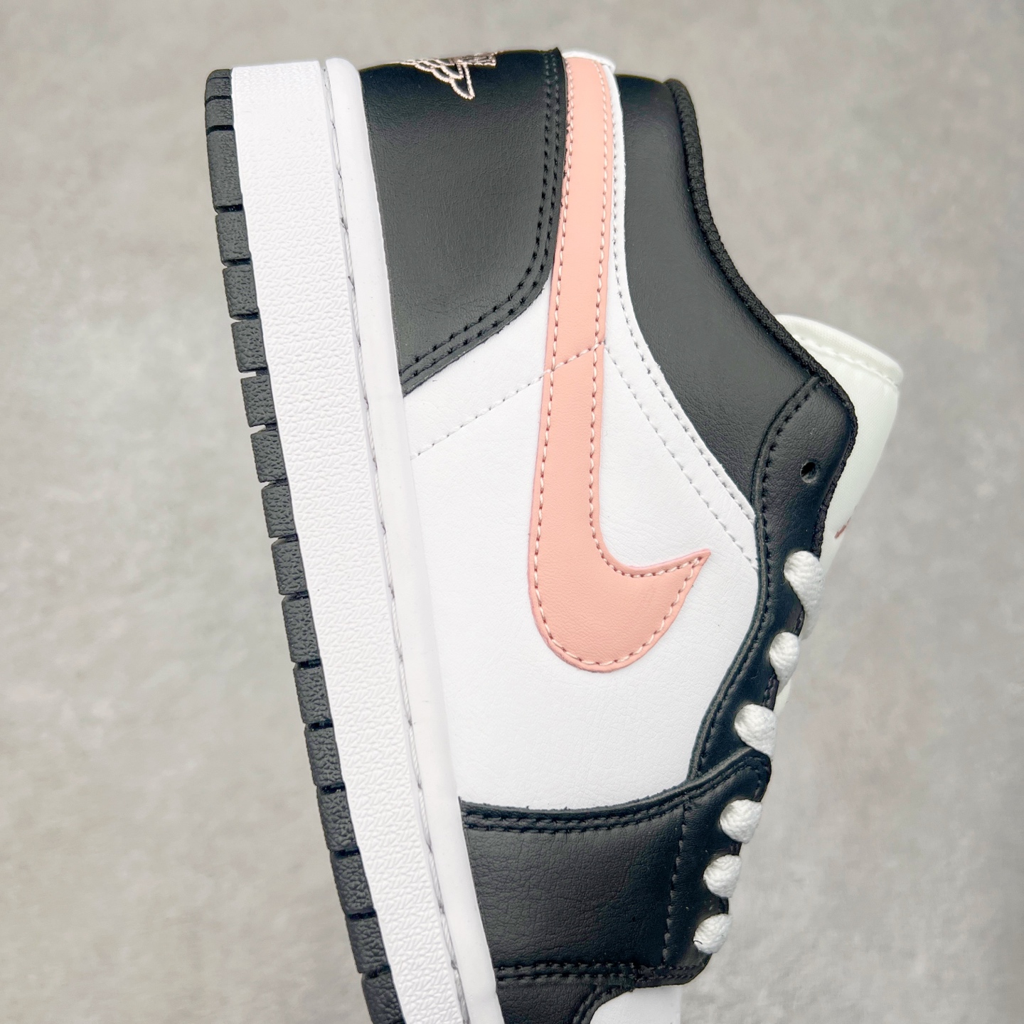 图片[6]-＃K版 Air Jordan AJ1 Low 低帮 黑白粉 553558-165 全新流水线出品 DT版本唯一平替选择 市场第二梯队最强版 全部原鞋开发 原楦原纸板开发 全鞋电脑针车 原厂内置全掌气垫 原盒内在原标 唯一Zp原版鞋带绑法 免检产品 全新2022版型 全头层皮料 完美零毛边处理 原厂配置全掌气垫 价格定位良心 几十个配色陆续出货 实拍调校N版已经零色差零失真 百分百还原实物色彩所见即所得 不存在货不对板色差等低级问题 选购参考实物拍摄 不混卖不参货 只用心做好货严格选品 承诺混一赔十 尺码：36 36.5 37.5 38 38.5 39 40 40.5 41 42 42.5 43 44 44.5 45-选品中心