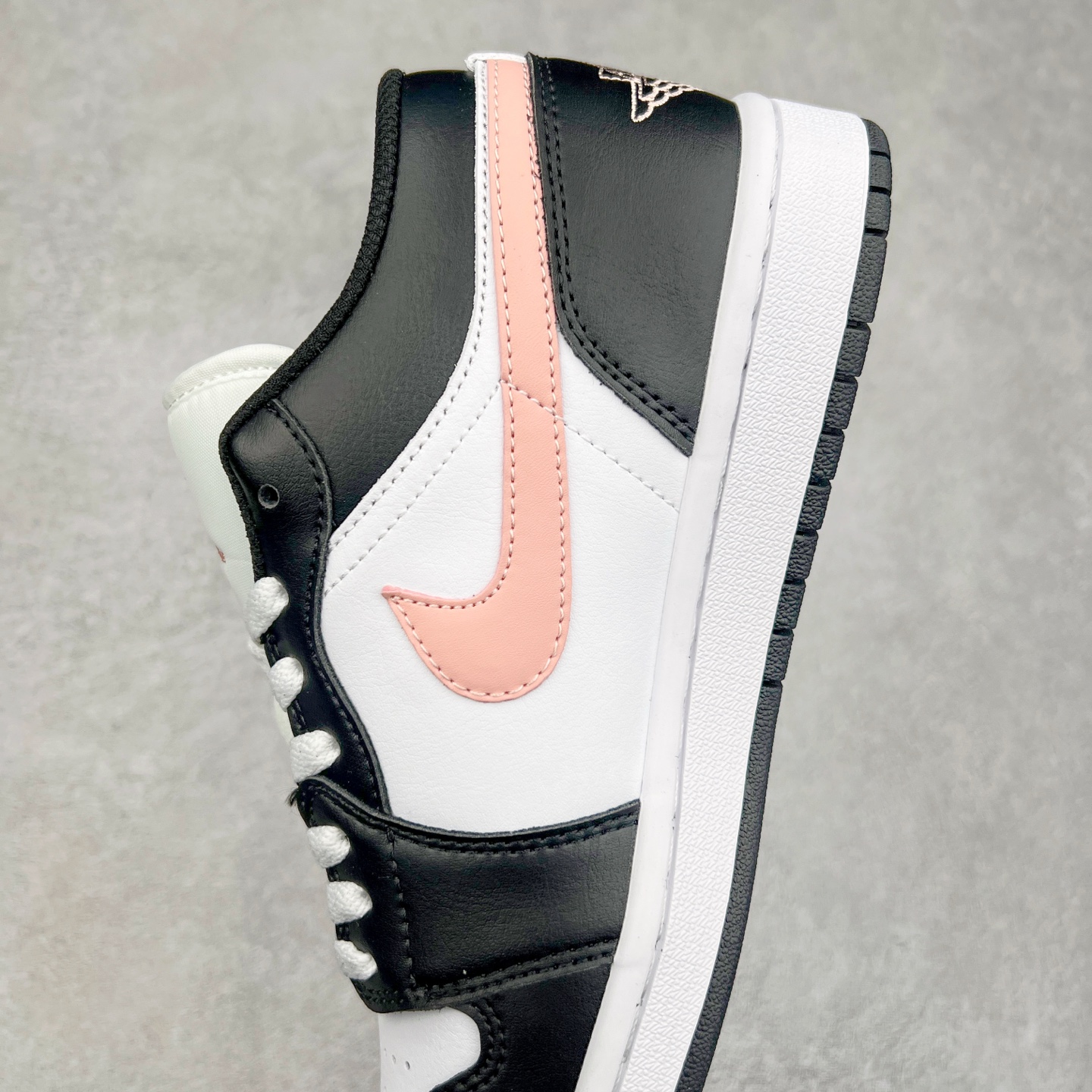 图片[7]-＃K版 Air Jordan AJ1 Low 低帮 黑白粉 553558-165 全新流水线出品 DT版本唯一平替选择 市场第二梯队最强版 全部原鞋开发 原楦原纸板开发 全鞋电脑针车 原厂内置全掌气垫 原盒内在原标 唯一Zp原版鞋带绑法 免检产品 全新2022版型 全头层皮料 完美零毛边处理 原厂配置全掌气垫 价格定位良心 几十个配色陆续出货 实拍调校N版已经零色差零失真 百分百还原实物色彩所见即所得 不存在货不对板色差等低级问题 选购参考实物拍摄 不混卖不参货 只用心做好货严格选品 承诺混一赔十 尺码：36 36.5 37.5 38 38.5 39 40 40.5 41 42 42.5 43 44 44.5 45-选品中心