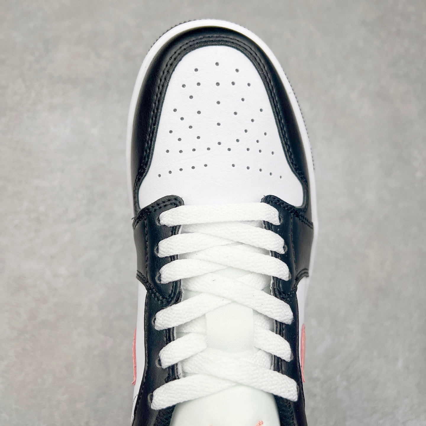 图片[4]-＃K版 Air Jordan AJ1 Low 低帮 黑白粉 553558-165 全新流水线出品 DT版本唯一平替选择 市场第二梯队最强版 全部原鞋开发 原楦原纸板开发 全鞋电脑针车 原厂内置全掌气垫 原盒内在原标 唯一Zp原版鞋带绑法 免检产品 全新2022版型 全头层皮料 完美零毛边处理 原厂配置全掌气垫 价格定位良心 几十个配色陆续出货 实拍调校N版已经零色差零失真 百分百还原实物色彩所见即所得 不存在货不对板色差等低级问题 选购参考实物拍摄 不混卖不参货 只用心做好货严格选品 承诺混一赔十 尺码：36 36.5 37.5 38 38.5 39 40 40.5 41 42 42.5 43 44 44.5 45-选品中心