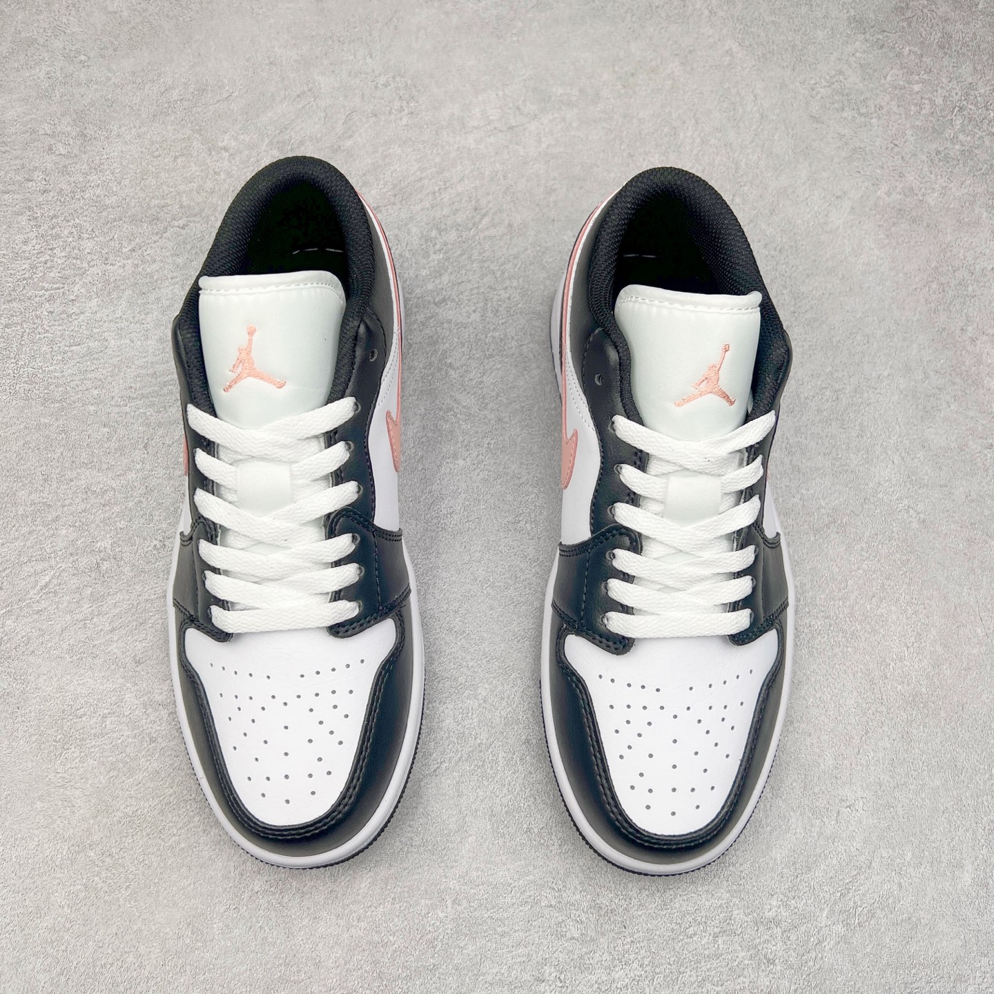 图片[2]-＃K版 Air Jordan AJ1 Low 低帮 黑白粉 553558-165 全新流水线出品 DT版本唯一平替选择 市场第二梯队最强版 全部原鞋开发 原楦原纸板开发 全鞋电脑针车 原厂内置全掌气垫 原盒内在原标 唯一Zp原版鞋带绑法 免检产品 全新2022版型 全头层皮料 完美零毛边处理 原厂配置全掌气垫 价格定位良心 几十个配色陆续出货 实拍调校N版已经零色差零失真 百分百还原实物色彩所见即所得 不存在货不对板色差等低级问题 选购参考实物拍摄 不混卖不参货 只用心做好货严格选品 承诺混一赔十 尺码：36 36.5 37.5 38 38.5 39 40 40.5 41 42 42.5 43 44 44.5 45-选品中心
