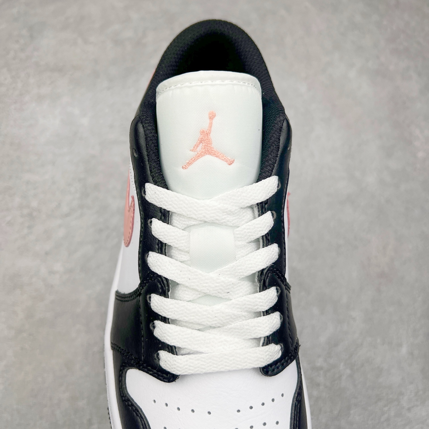 图片[5]-＃K版 Air Jordan AJ1 Low 低帮 黑白粉 553558-165 全新流水线出品 DT版本唯一平替选择 市场第二梯队最强版 全部原鞋开发 原楦原纸板开发 全鞋电脑针车 原厂内置全掌气垫 原盒内在原标 唯一Zp原版鞋带绑法 免检产品 全新2022版型 全头层皮料 完美零毛边处理 原厂配置全掌气垫 价格定位良心 几十个配色陆续出货 实拍调校N版已经零色差零失真 百分百还原实物色彩所见即所得 不存在货不对板色差等低级问题 选购参考实物拍摄 不混卖不参货 只用心做好货严格选品 承诺混一赔十 尺码：36 36.5 37.5 38 38.5 39 40 40.5 41 42 42.5 43 44 44.5 45-选品中心