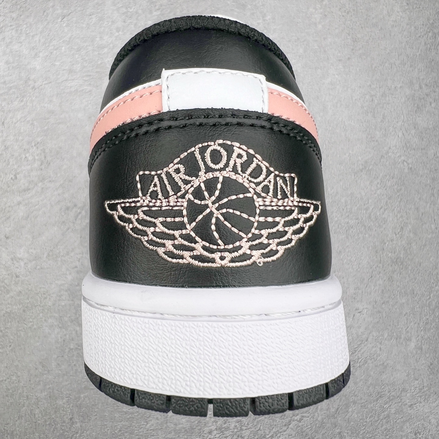 图片[8]-＃K版 Air Jordan AJ1 Low 低帮 黑白粉 553558-165 全新流水线出品 DT版本唯一平替选择 市场第二梯队最强版 全部原鞋开发 原楦原纸板开发 全鞋电脑针车 原厂内置全掌气垫 原盒内在原标 唯一Zp原版鞋带绑法 免检产品 全新2022版型 全头层皮料 完美零毛边处理 原厂配置全掌气垫 价格定位良心 几十个配色陆续出货 实拍调校N版已经零色差零失真 百分百还原实物色彩所见即所得 不存在货不对板色差等低级问题 选购参考实物拍摄 不混卖不参货 只用心做好货严格选品 承诺混一赔十 尺码：36 36.5 37.5 38 38.5 39 40 40.5 41 42 42.5 43 44 44.5 45-选品中心