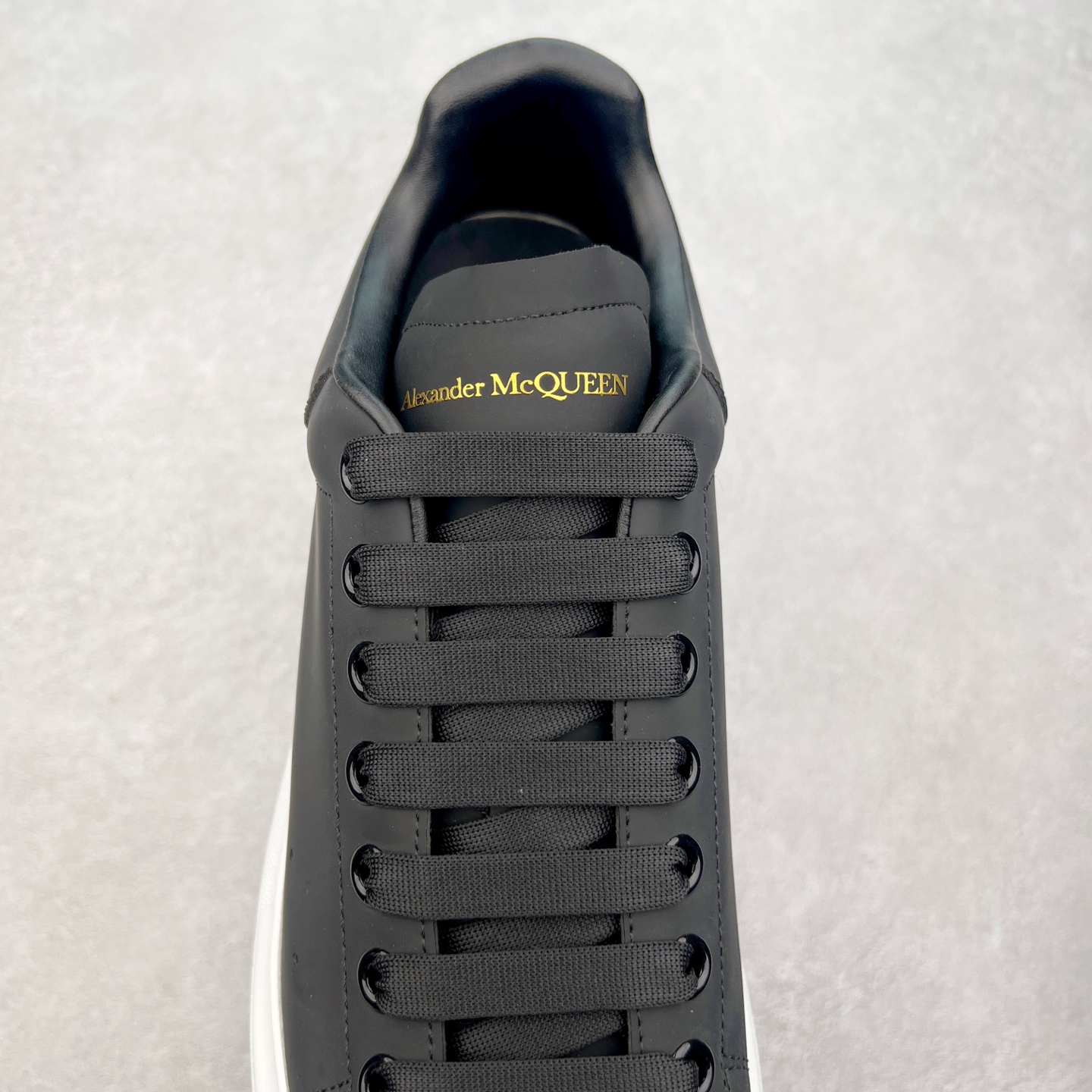 图片[5]-＃性价比 Alexander McQueen 亚历山大麦昆小白鞋全套专柜包装物及配件(附送快递加固牛皮纸盒)右脚鞋面嵌入核心防伪芯片装置,秒杀市面文案版本 支持NFC原码独立扫描 采用丝绸硬质头层小牛皮鞋面材质 内外超软小羊皮贴脚透气及超软PU脚感乳胶物料鞋 外置原抽真空高密度增高底 白色光滑牛皮革系带运动鞋，圆头设计，鞋跟点缀黑色绒面革细节。搭配宽扁鞋带，鞋舌和后帮饰有 Alexander McQueen 品牌标志。阔型橡胶鞋底。运动鞋另配一副鞋带材料 100% 小牛皮 所有细节与原版一致 尺码：35 36 37 38 39 40 41 42 43 44 45-选品中心