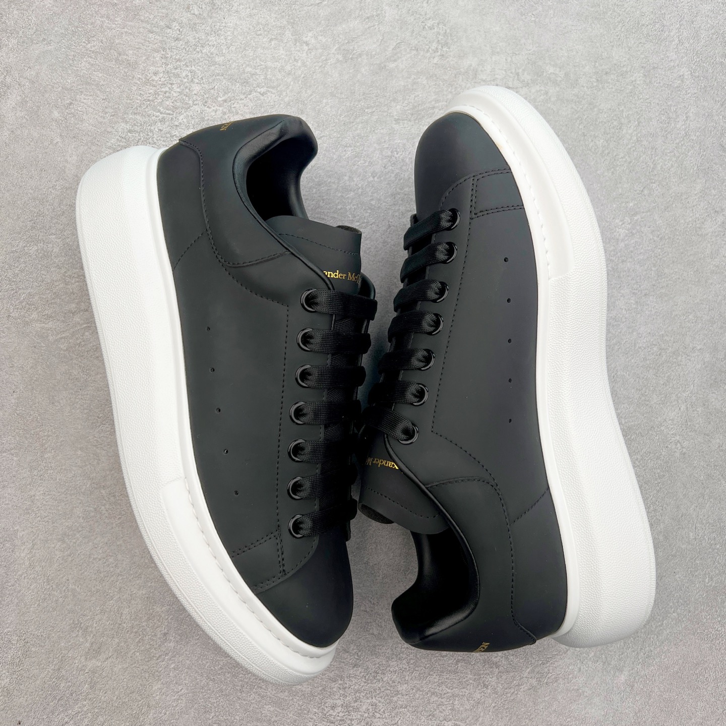 图片[3]-＃性价比 Alexander McQueen 亚历山大麦昆小白鞋全套专柜包装物及配件(附送快递加固牛皮纸盒)右脚鞋面嵌入核心防伪芯片装置,秒杀市面文案版本 支持NFC原码独立扫描 采用丝绸硬质头层小牛皮鞋面材质 内外超软小羊皮贴脚透气及超软PU脚感乳胶物料鞋 外置原抽真空高密度增高底 白色光滑牛皮革系带运动鞋，圆头设计，鞋跟点缀黑色绒面革细节。搭配宽扁鞋带，鞋舌和后帮饰有 Alexander McQueen 品牌标志。阔型橡胶鞋底。运动鞋另配一副鞋带材料 100% 小牛皮 所有细节与原版一致 尺码：35 36 37 38 39 40 41 42 43 44 45-选品中心