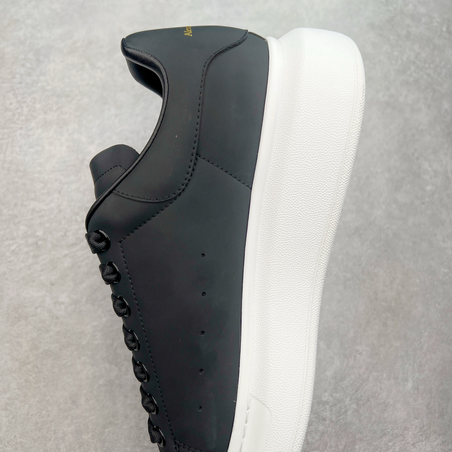 图片[7]-＃性价比 Alexander McQueen 亚历山大麦昆小白鞋全套专柜包装物及配件(附送快递加固牛皮纸盒)右脚鞋面嵌入核心防伪芯片装置,秒杀市面文案版本 支持NFC原码独立扫描 采用丝绸硬质头层小牛皮鞋面材质 内外超软小羊皮贴脚透气及超软PU脚感乳胶物料鞋 外置原抽真空高密度增高底 白色光滑牛皮革系带运动鞋，圆头设计，鞋跟点缀黑色绒面革细节。搭配宽扁鞋带，鞋舌和后帮饰有 Alexander McQueen 品牌标志。阔型橡胶鞋底。运动鞋另配一副鞋带材料 100% 小牛皮 所有细节与原版一致 尺码：35 36 37 38 39 40 41 42 43 44 45-选品中心