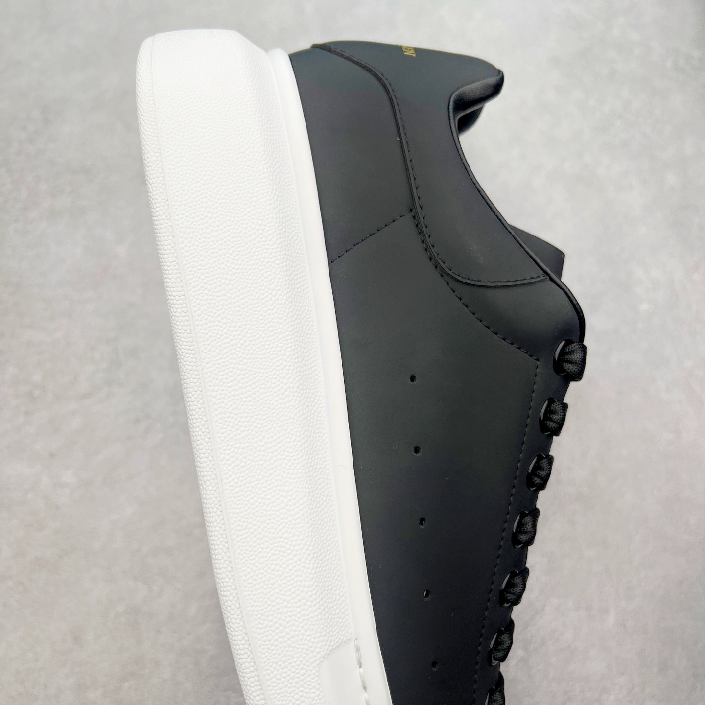 图片[6]-＃性价比 Alexander McQueen 亚历山大麦昆小白鞋全套专柜包装物及配件(附送快递加固牛皮纸盒)右脚鞋面嵌入核心防伪芯片装置,秒杀市面文案版本 支持NFC原码独立扫描 采用丝绸硬质头层小牛皮鞋面材质 内外超软小羊皮贴脚透气及超软PU脚感乳胶物料鞋 外置原抽真空高密度增高底 白色光滑牛皮革系带运动鞋，圆头设计，鞋跟点缀黑色绒面革细节。搭配宽扁鞋带，鞋舌和后帮饰有 Alexander McQueen 品牌标志。阔型橡胶鞋底。运动鞋另配一副鞋带材料 100% 小牛皮 所有细节与原版一致 尺码：35 36 37 38 39 40 41 42 43 44 45-选品中心