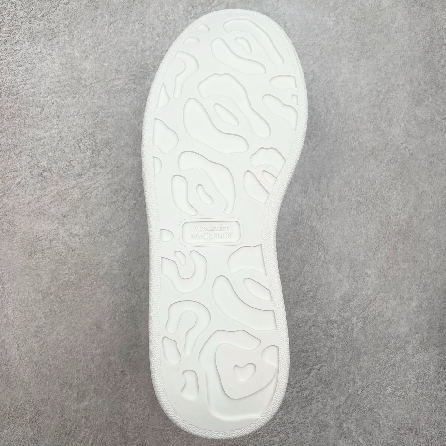 图片[9]-＃性价比 Alexander McQueen 亚历山大麦昆小白鞋全套专柜包装物及配件(附送快递加固牛皮纸盒)右脚鞋面嵌入核心防伪芯片装置,秒杀市面文案版本 支持NFC原码独立扫描 采用丝绸硬质头层小牛皮鞋面材质 内外超软小羊皮贴脚透气及超软PU脚感乳胶物料鞋 外置原抽真空高密度增高底 白色光滑牛皮革系带运动鞋，圆头设计，鞋跟点缀黑色绒面革细节。搭配宽扁鞋带，鞋舌和后帮饰有 Alexander McQueen 品牌标志。阔型橡胶鞋底。运动鞋另配一副鞋带材料 100% 小牛皮 所有细节与原版一致 尺码：35 36 37 38 39 40 41 42 43 44 45-选品中心