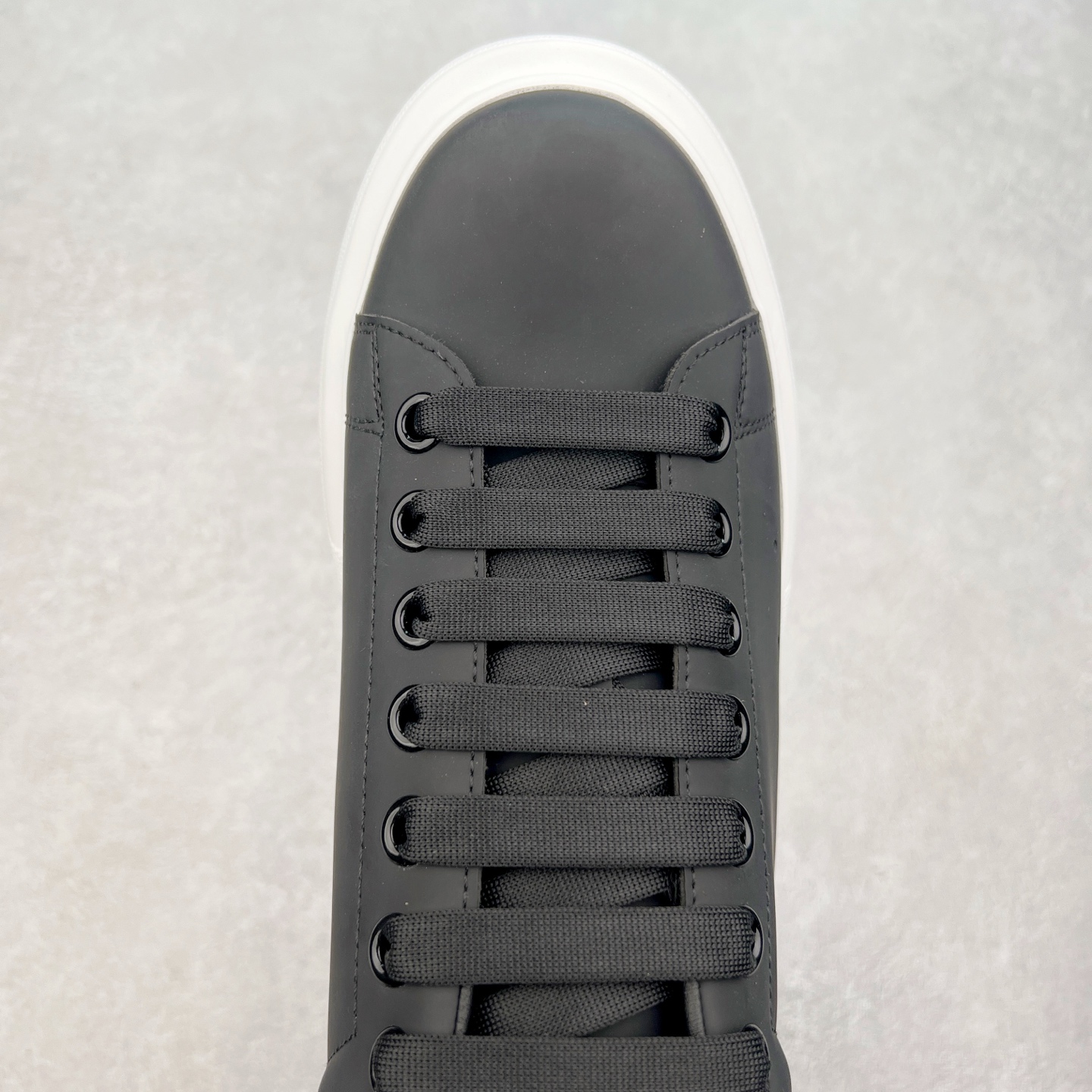 图片[4]-＃性价比 Alexander McQueen 亚历山大麦昆小白鞋全套专柜包装物及配件(附送快递加固牛皮纸盒)右脚鞋面嵌入核心防伪芯片装置,秒杀市面文案版本 支持NFC原码独立扫描 采用丝绸硬质头层小牛皮鞋面材质 内外超软小羊皮贴脚透气及超软PU脚感乳胶物料鞋 外置原抽真空高密度增高底 白色光滑牛皮革系带运动鞋，圆头设计，鞋跟点缀黑色绒面革细节。搭配宽扁鞋带，鞋舌和后帮饰有 Alexander McQueen 品牌标志。阔型橡胶鞋底。运动鞋另配一副鞋带材料 100% 小牛皮 所有细节与原版一致 尺码：35 36 37 38 39 40 41 42 43 44 45-选品中心