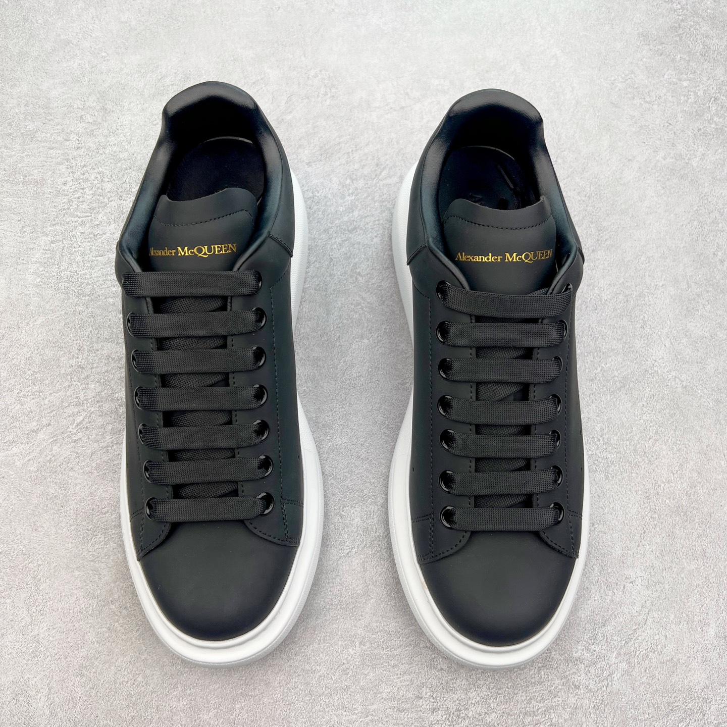 图片[2]-＃性价比 Alexander McQueen 亚历山大麦昆小白鞋全套专柜包装物及配件(附送快递加固牛皮纸盒)右脚鞋面嵌入核心防伪芯片装置,秒杀市面文案版本 支持NFC原码独立扫描 采用丝绸硬质头层小牛皮鞋面材质 内外超软小羊皮贴脚透气及超软PU脚感乳胶物料鞋 外置原抽真空高密度增高底 白色光滑牛皮革系带运动鞋，圆头设计，鞋跟点缀黑色绒面革细节。搭配宽扁鞋带，鞋舌和后帮饰有 Alexander McQueen 品牌标志。阔型橡胶鞋底。运动鞋另配一副鞋带材料 100% 小牛皮 所有细节与原版一致 尺码：35 36 37 38 39 40 41 42 43 44 45-选品中心