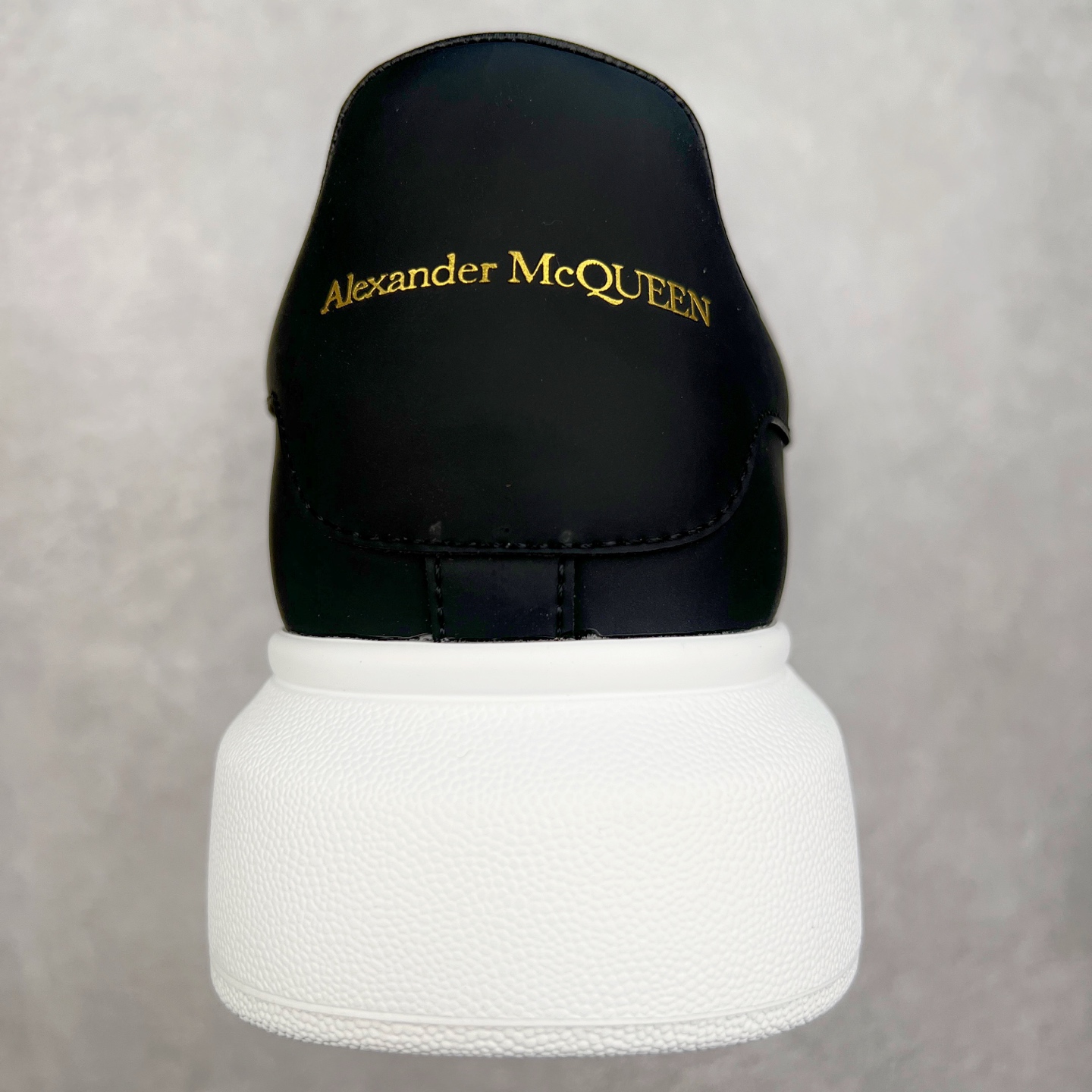 图片[8]-＃性价比 Alexander McQueen 亚历山大麦昆小白鞋全套专柜包装物及配件(附送快递加固牛皮纸盒)右脚鞋面嵌入核心防伪芯片装置,秒杀市面文案版本 支持NFC原码独立扫描 采用丝绸硬质头层小牛皮鞋面材质 内外超软小羊皮贴脚透气及超软PU脚感乳胶物料鞋 外置原抽真空高密度增高底 白色光滑牛皮革系带运动鞋，圆头设计，鞋跟点缀黑色绒面革细节。搭配宽扁鞋带，鞋舌和后帮饰有 Alexander McQueen 品牌标志。阔型橡胶鞋底。运动鞋另配一副鞋带材料 100% 小牛皮 所有细节与原版一致 尺码：35 36 37 38 39 40 41 42 43 44 45-选品中心