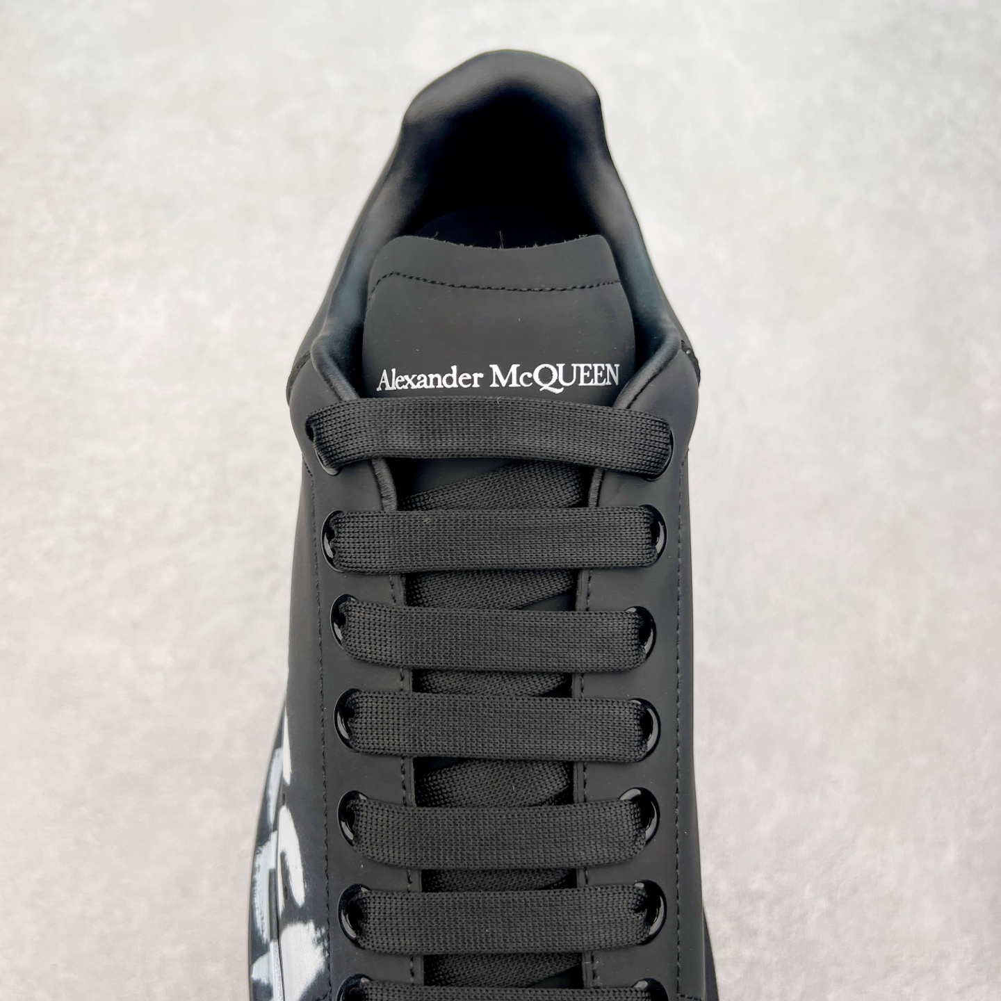 图片[5]-＃性价比 Alexander McQueen 亚历山大麦昆小白鞋全套专柜包装物及配件(附送快递加固牛皮纸盒)右脚鞋面嵌入核心防伪芯片装置,秒杀市面文案版本 支持NFC原码独立扫描 采用丝绸硬质头层小牛皮鞋面材质 内外超软小羊皮贴脚透气及超软PU脚感乳胶物料鞋 外置原抽真空高密度增高底 白色光滑牛皮革系带运动鞋，圆头设计，鞋跟点缀黑色绒面革细节。搭配宽扁鞋带，鞋舌和后帮饰有 Alexander McQueen 品牌标志。阔型橡胶鞋底。运动鞋另配一副鞋带材料 100% 小牛皮 所有细节与原版一致 尺码：35 36 37 38 39 40 41 42 43 44 45-选品中心