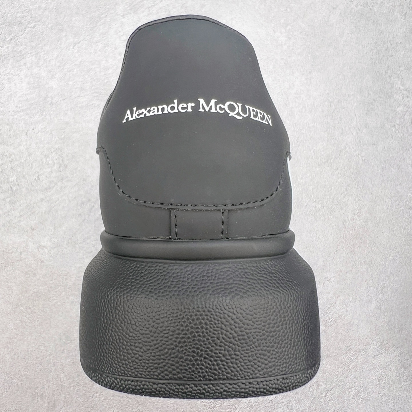 图片[8]-＃性价比 Alexander McQueen 亚历山大麦昆小白鞋全套专柜包装物及配件(附送快递加固牛皮纸盒)右脚鞋面嵌入核心防伪芯片装置,秒杀市面文案版本 支持NFC原码独立扫描 采用丝绸硬质头层小牛皮鞋面材质 内外超软小羊皮贴脚透气及超软PU脚感乳胶物料鞋 外置原抽真空高密度增高底 白色光滑牛皮革系带运动鞋，圆头设计，鞋跟点缀黑色绒面革细节。搭配宽扁鞋带，鞋舌和后帮饰有 Alexander McQueen 品牌标志。阔型橡胶鞋底。运动鞋另配一副鞋带材料 100% 小牛皮 所有细节与原版一致 尺码：35 36 37 38 39 40 41 42 43 44 45-选品中心