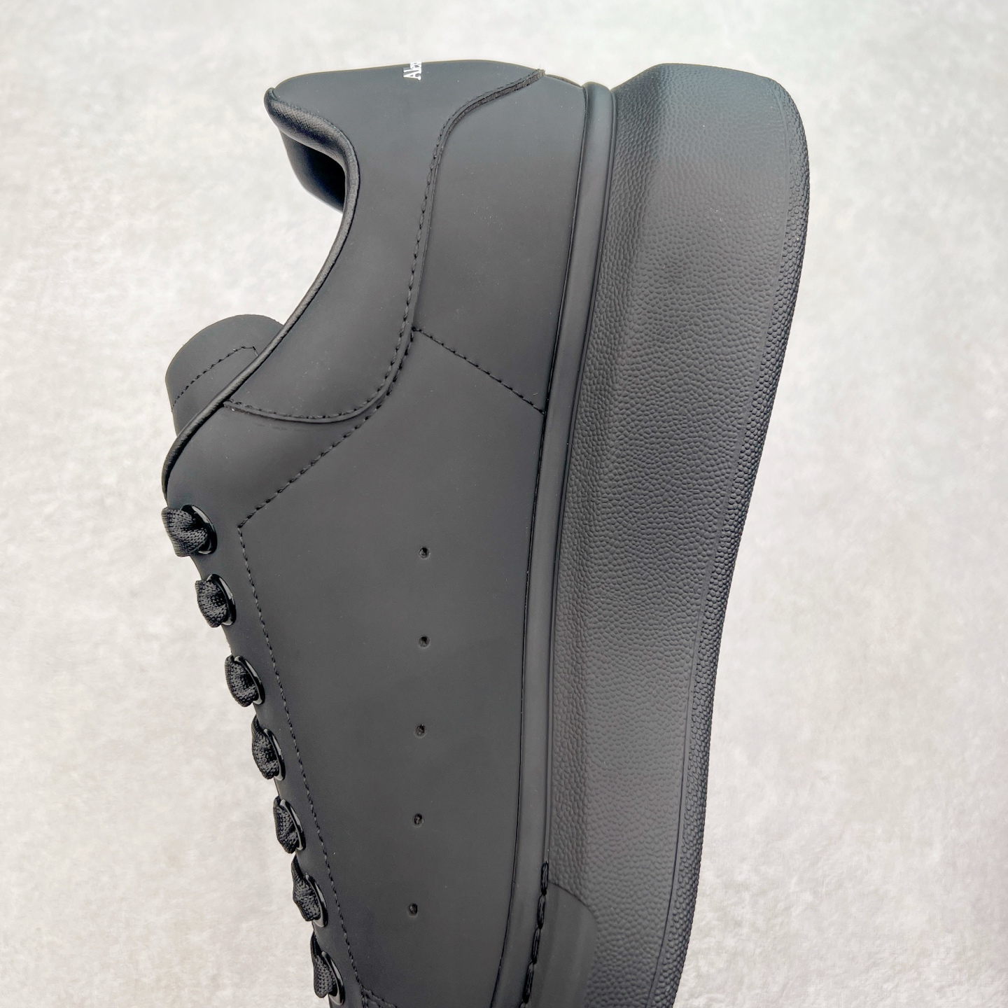 图片[7]-＃性价比 Alexander McQueen 亚历山大麦昆小白鞋全套专柜包装物及配件(附送快递加固牛皮纸盒)右脚鞋面嵌入核心防伪芯片装置,秒杀市面文案版本 支持NFC原码独立扫描 采用丝绸硬质头层小牛皮鞋面材质 内外超软小羊皮贴脚透气及超软PU脚感乳胶物料鞋 外置原抽真空高密度增高底 白色光滑牛皮革系带运动鞋，圆头设计，鞋跟点缀黑色绒面革细节。搭配宽扁鞋带，鞋舌和后帮饰有 Alexander McQueen 品牌标志。阔型橡胶鞋底。运动鞋另配一副鞋带材料 100% 小牛皮 所有细节与原版一致 尺码：35 36 37 38 39 40 41 42 43 44 45-选品中心