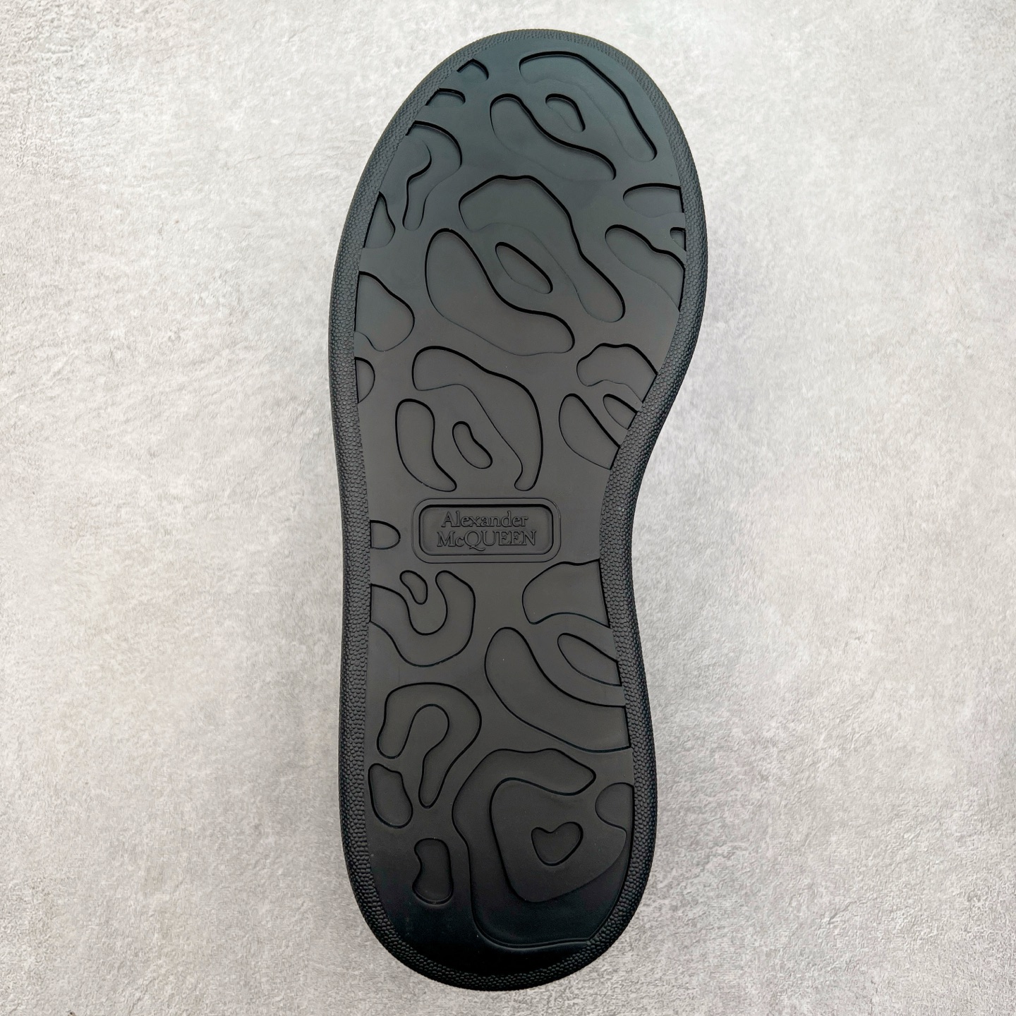 图片[9]-＃性价比 Alexander McQueen 亚历山大麦昆小白鞋全套专柜包装物及配件(附送快递加固牛皮纸盒)右脚鞋面嵌入核心防伪芯片装置,秒杀市面文案版本 支持NFC原码独立扫描 采用丝绸硬质头层小牛皮鞋面材质 内外超软小羊皮贴脚透气及超软PU脚感乳胶物料鞋 外置原抽真空高密度增高底 白色光滑牛皮革系带运动鞋，圆头设计，鞋跟点缀黑色绒面革细节。搭配宽扁鞋带，鞋舌和后帮饰有 Alexander McQueen 品牌标志。阔型橡胶鞋底。运动鞋另配一副鞋带材料 100% 小牛皮 所有细节与原版一致 尺码：35 36 37 38 39 40 41 42 43 44 45-选品中心