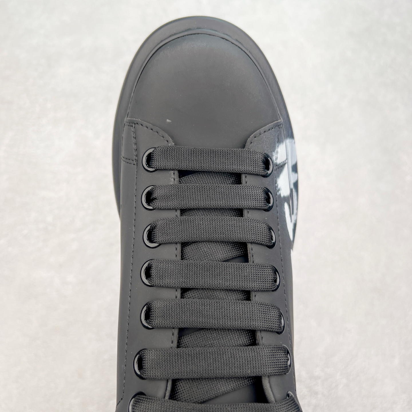 图片[4]-＃性价比 Alexander McQueen 亚历山大麦昆小白鞋全套专柜包装物及配件(附送快递加固牛皮纸盒)右脚鞋面嵌入核心防伪芯片装置,秒杀市面文案版本 支持NFC原码独立扫描 采用丝绸硬质头层小牛皮鞋面材质 内外超软小羊皮贴脚透气及超软PU脚感乳胶物料鞋 外置原抽真空高密度增高底 白色光滑牛皮革系带运动鞋，圆头设计，鞋跟点缀黑色绒面革细节。搭配宽扁鞋带，鞋舌和后帮饰有 Alexander McQueen 品牌标志。阔型橡胶鞋底。运动鞋另配一副鞋带材料 100% 小牛皮 所有细节与原版一致 尺码：35 36 37 38 39 40 41 42 43 44 45-选品中心