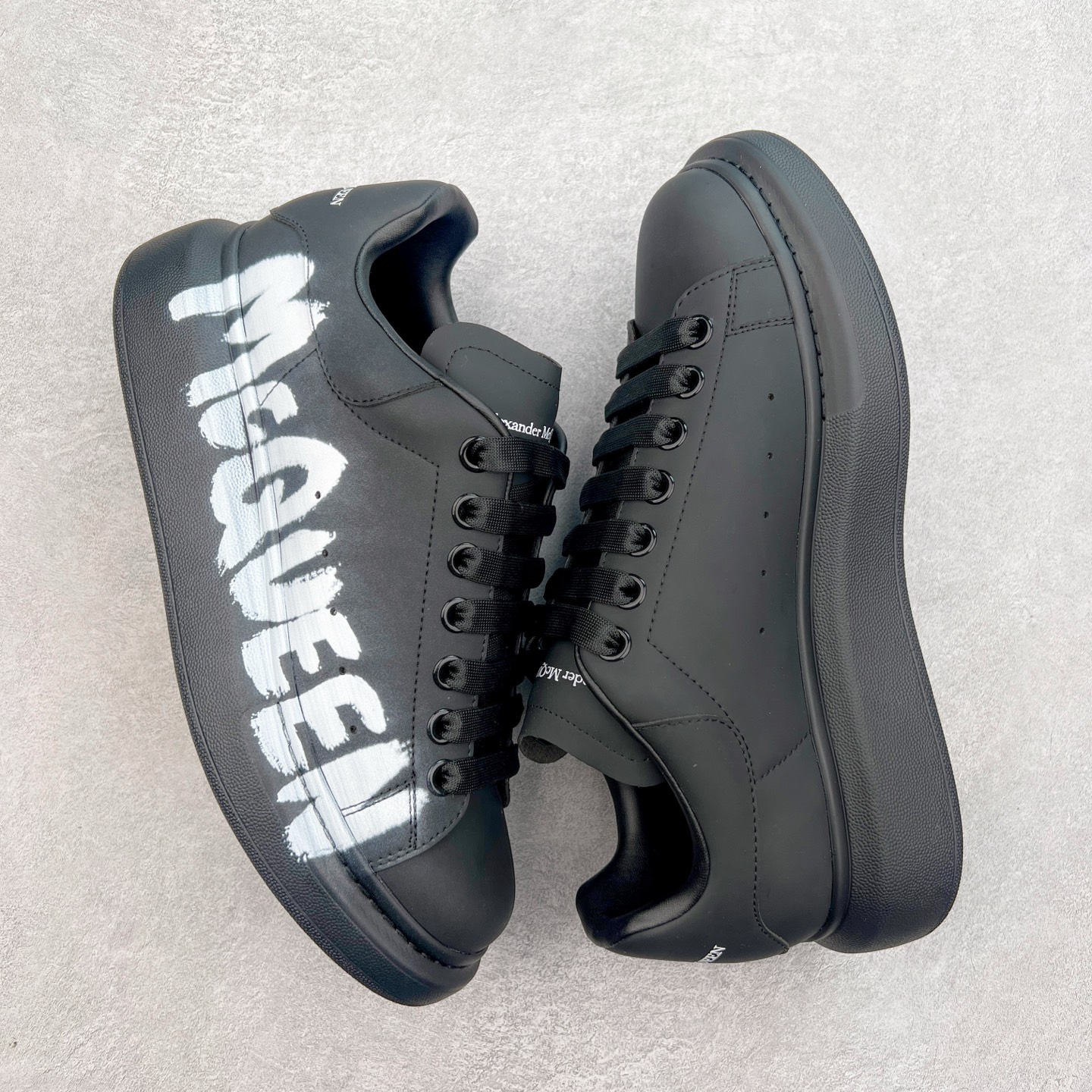 图片[3]-＃性价比 Alexander McQueen 亚历山大麦昆小白鞋全套专柜包装物及配件(附送快递加固牛皮纸盒)右脚鞋面嵌入核心防伪芯片装置,秒杀市面文案版本 支持NFC原码独立扫描 采用丝绸硬质头层小牛皮鞋面材质 内外超软小羊皮贴脚透气及超软PU脚感乳胶物料鞋 外置原抽真空高密度增高底 白色光滑牛皮革系带运动鞋，圆头设计，鞋跟点缀黑色绒面革细节。搭配宽扁鞋带，鞋舌和后帮饰有 Alexander McQueen 品牌标志。阔型橡胶鞋底。运动鞋另配一副鞋带材料 100% 小牛皮 所有细节与原版一致 尺码：35 36 37 38 39 40 41 42 43 44 45-选品中心