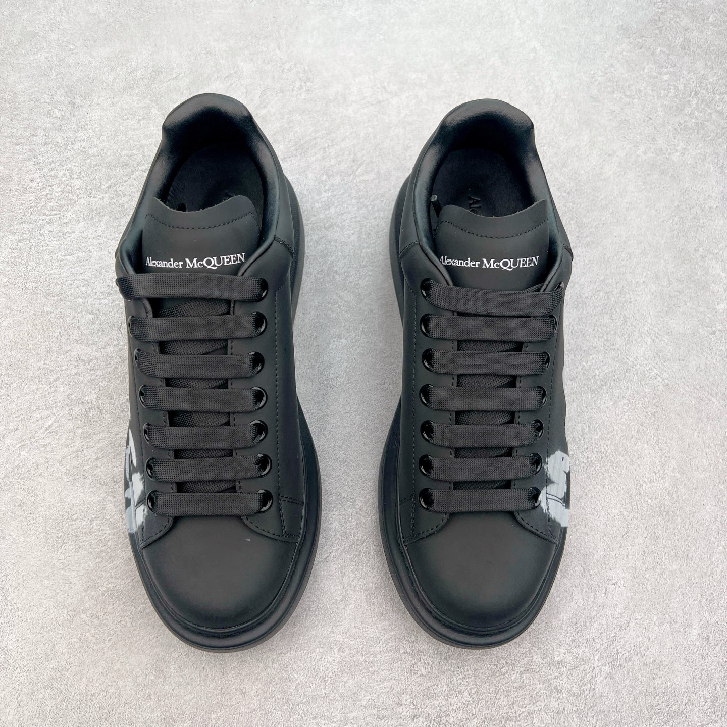 图片[2]-＃性价比 Alexander McQueen 亚历山大麦昆小白鞋全套专柜包装物及配件(附送快递加固牛皮纸盒)右脚鞋面嵌入核心防伪芯片装置,秒杀市面文案版本 支持NFC原码独立扫描 采用丝绸硬质头层小牛皮鞋面材质 内外超软小羊皮贴脚透气及超软PU脚感乳胶物料鞋 外置原抽真空高密度增高底 白色光滑牛皮革系带运动鞋，圆头设计，鞋跟点缀黑色绒面革细节。搭配宽扁鞋带，鞋舌和后帮饰有 Alexander McQueen 品牌标志。阔型橡胶鞋底。运动鞋另配一副鞋带材料 100% 小牛皮 所有细节与原版一致 尺码：35 36 37 38 39 40 41 42 43 44 45-选品中心