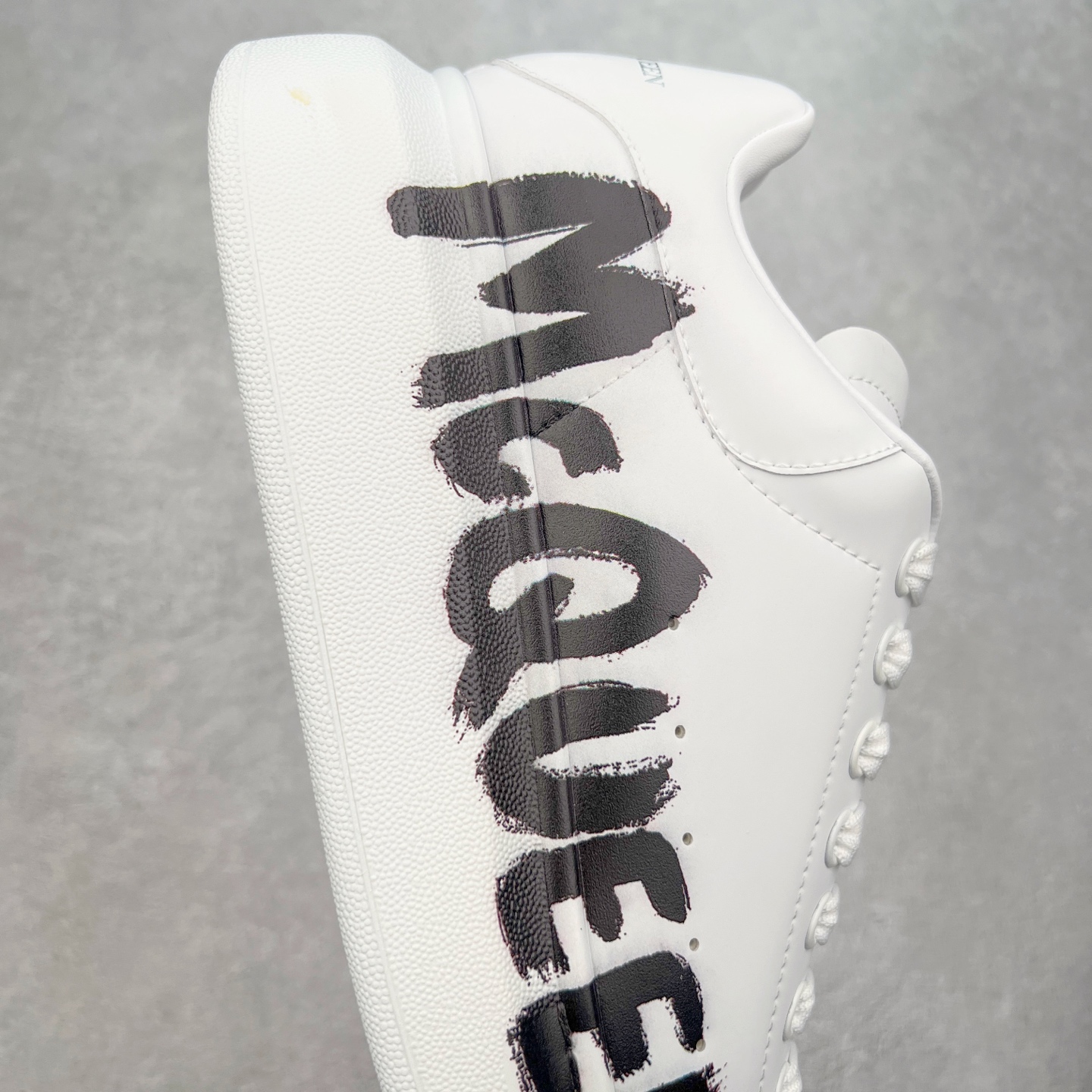 图片[6]-＃性价比 Alexander McQueen 亚历山大麦昆小白鞋全套专柜包装物及配件(附送快递加固牛皮纸盒)右脚鞋面嵌入核心防伪芯片装置,秒杀市面文案版本 支持NFC原码独立扫描 采用丝绸硬质头层小牛皮鞋面材质 内外超软小羊皮贴脚透气及超软PU脚感乳胶物料鞋 外置原抽真空高密度增高底 白色光滑牛皮革系带运动鞋，圆头设计，鞋跟点缀黑色绒面革细节。搭配宽扁鞋带，鞋舌和后帮饰有 Alexander McQueen 品牌标志。阔型橡胶鞋底。运动鞋另配一副鞋带材料 100% 小牛皮 所有细节与原版一致 尺码：35 36 37 38 39 40 41 42 43 44 45-选品中心