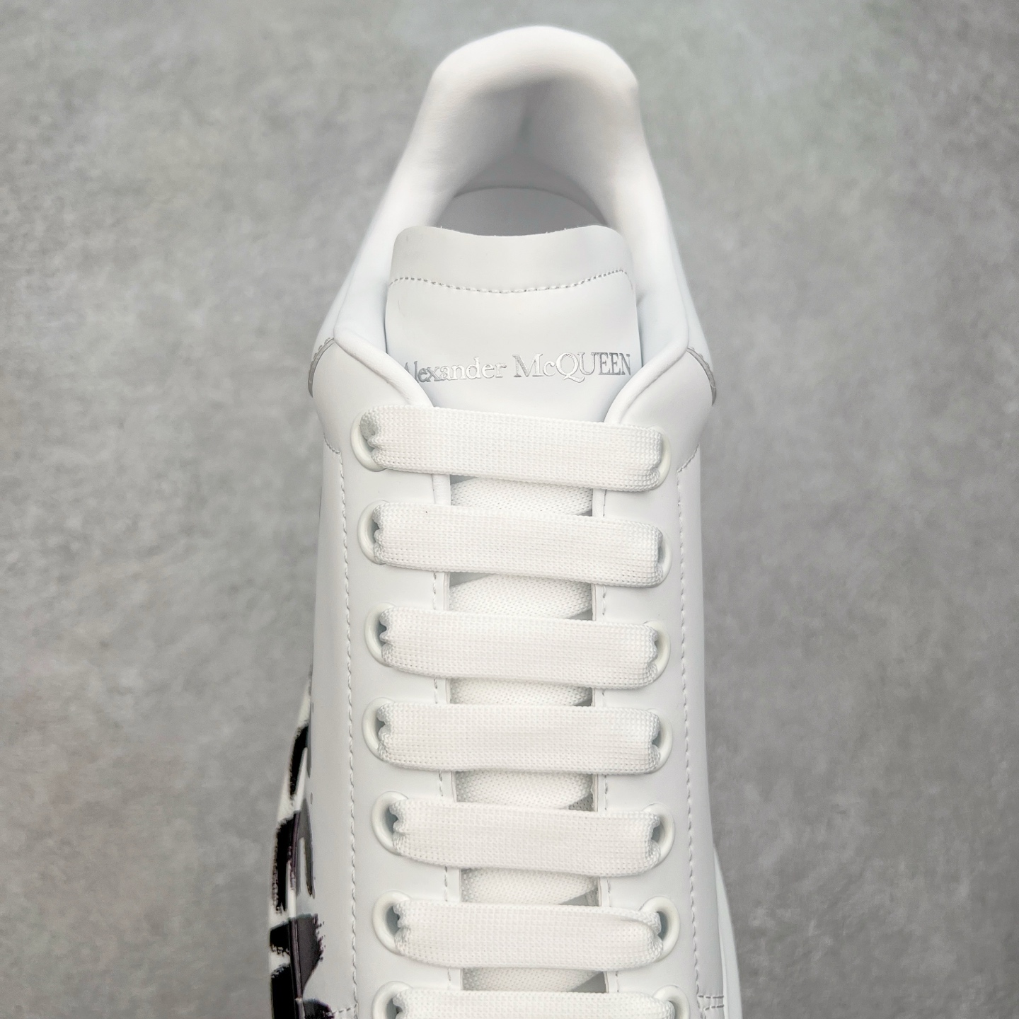 图片[5]-＃性价比 Alexander McQueen 亚历山大麦昆小白鞋全套专柜包装物及配件(附送快递加固牛皮纸盒)右脚鞋面嵌入核心防伪芯片装置,秒杀市面文案版本 支持NFC原码独立扫描 采用丝绸硬质头层小牛皮鞋面材质 内外超软小羊皮贴脚透气及超软PU脚感乳胶物料鞋 外置原抽真空高密度增高底 白色光滑牛皮革系带运动鞋，圆头设计，鞋跟点缀黑色绒面革细节。搭配宽扁鞋带，鞋舌和后帮饰有 Alexander McQueen 品牌标志。阔型橡胶鞋底。运动鞋另配一副鞋带材料 100% 小牛皮 所有细节与原版一致 尺码：35 36 37 38 39 40 41 42 43 44 45-选品中心