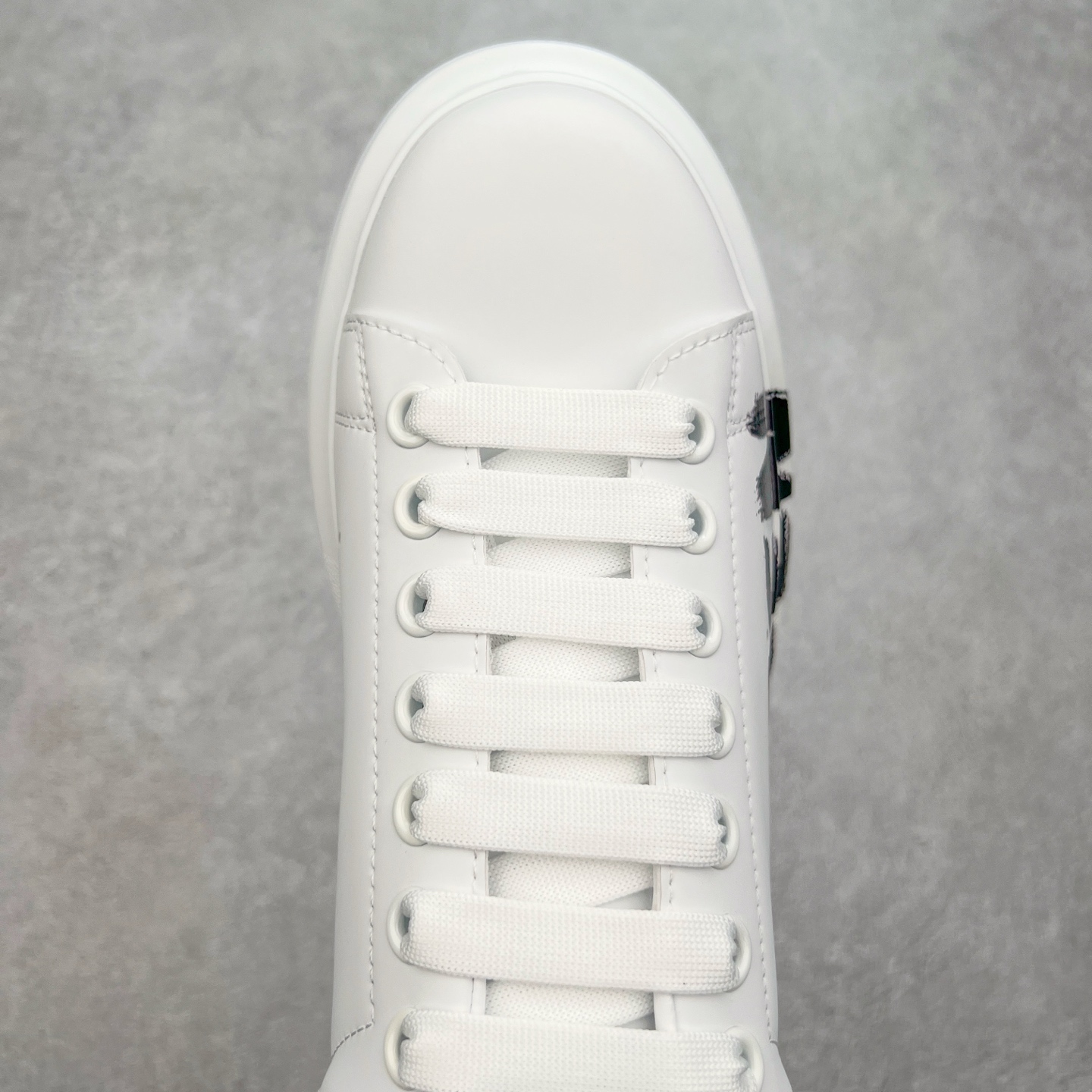 图片[4]-＃性价比 Alexander McQueen 亚历山大麦昆小白鞋全套专柜包装物及配件(附送快递加固牛皮纸盒)右脚鞋面嵌入核心防伪芯片装置,秒杀市面文案版本 支持NFC原码独立扫描 采用丝绸硬质头层小牛皮鞋面材质 内外超软小羊皮贴脚透气及超软PU脚感乳胶物料鞋 外置原抽真空高密度增高底 白色光滑牛皮革系带运动鞋，圆头设计，鞋跟点缀黑色绒面革细节。搭配宽扁鞋带，鞋舌和后帮饰有 Alexander McQueen 品牌标志。阔型橡胶鞋底。运动鞋另配一副鞋带材料 100% 小牛皮 所有细节与原版一致 尺码：35 36 37 38 39 40 41 42 43 44 45-选品中心