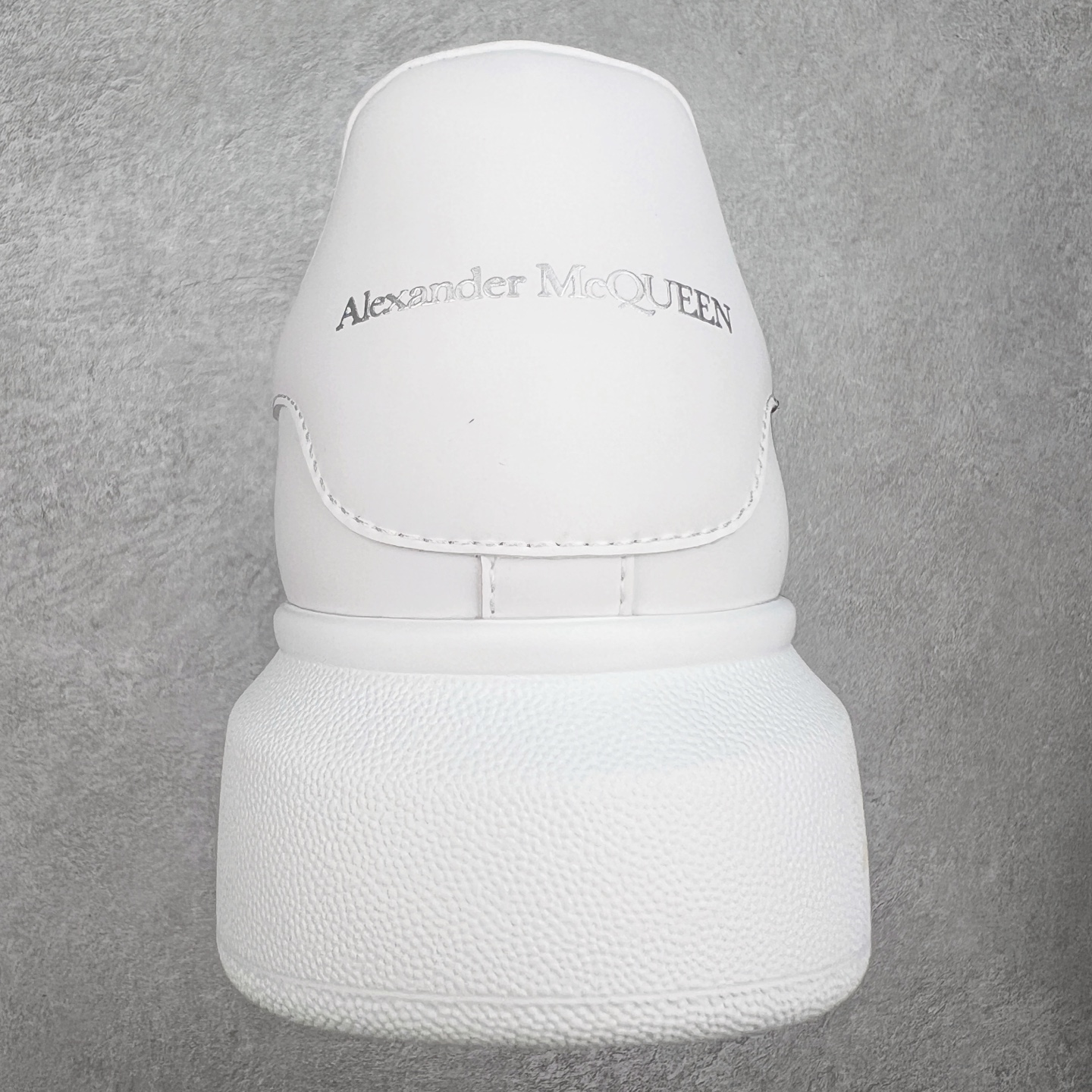 图片[8]-＃性价比 Alexander McQueen 亚历山大麦昆小白鞋全套专柜包装物及配件(附送快递加固牛皮纸盒)右脚鞋面嵌入核心防伪芯片装置,秒杀市面文案版本 支持NFC原码独立扫描 采用丝绸硬质头层小牛皮鞋面材质 内外超软小羊皮贴脚透气及超软PU脚感乳胶物料鞋 外置原抽真空高密度增高底 白色光滑牛皮革系带运动鞋，圆头设计，鞋跟点缀黑色绒面革细节。搭配宽扁鞋带，鞋舌和后帮饰有 Alexander McQueen 品牌标志。阔型橡胶鞋底。运动鞋另配一副鞋带材料 100% 小牛皮 所有细节与原版一致 尺码：35 36 37 38 39 40 41 42 43 44 45-选品中心